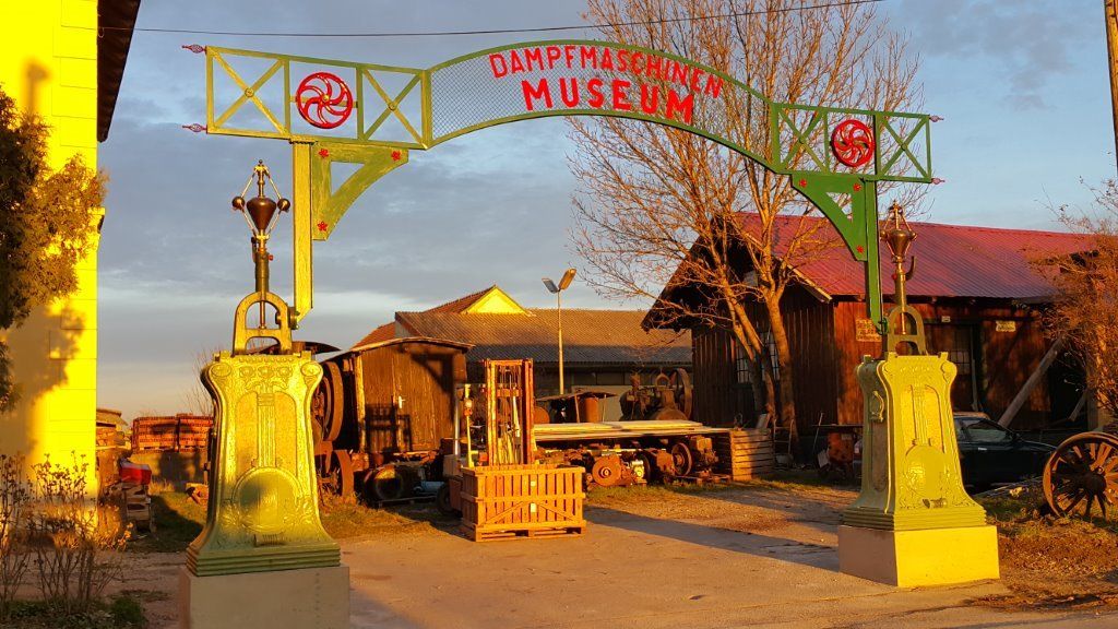 Eingangstor zum Dampfmaschinen-Museum mit dekorativen Säulen und Schriftzug.