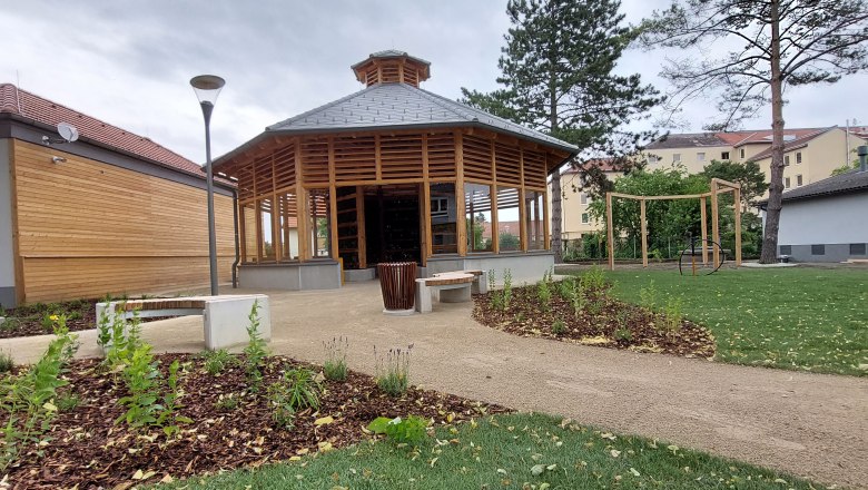 Ein modernes Inhalatorium mit Holzkonstruktion und Gartenanlage.