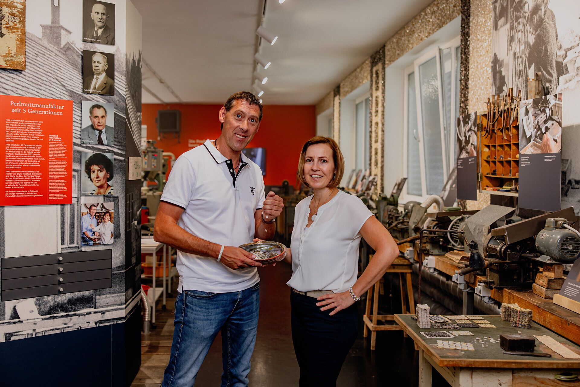 In der Perlmutt Manufaktur Felling wird die Kunst des Handwerks lebendig. Hier begegnen sich Tradition und Kreativität, während die Handwerker mit Geschick und Leidenschaft einzigartige Kunstwerke aus Perlmutt schaffen. Ein Besuch in dieser Manufaktur verspricht nicht nur faszinierende Einblicke, sondern auch die Möglichkeit, die Schönheit des Materials hautnah zu erleben.