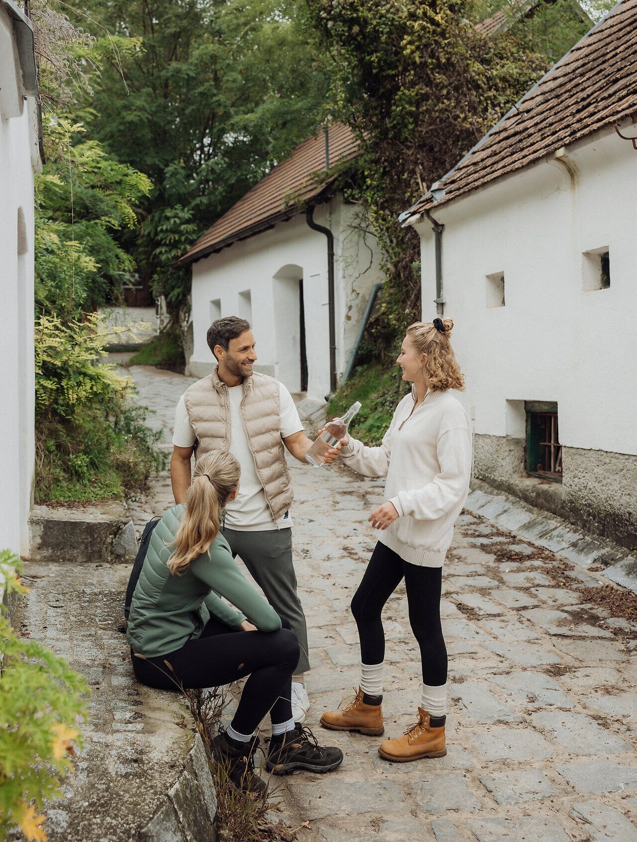 In der malerischen Umgebung von Enzersfeld genießen Wanderer die frische Luft und die atemberaubenden Ausblicke auf die sanften Hügel des Weinviertels. Die charmanten Kellergassen laden dazu ein, die regionalen Weine zu verkosten und die herzliche Gastfreundschaft der Einheimischen zu erleben.