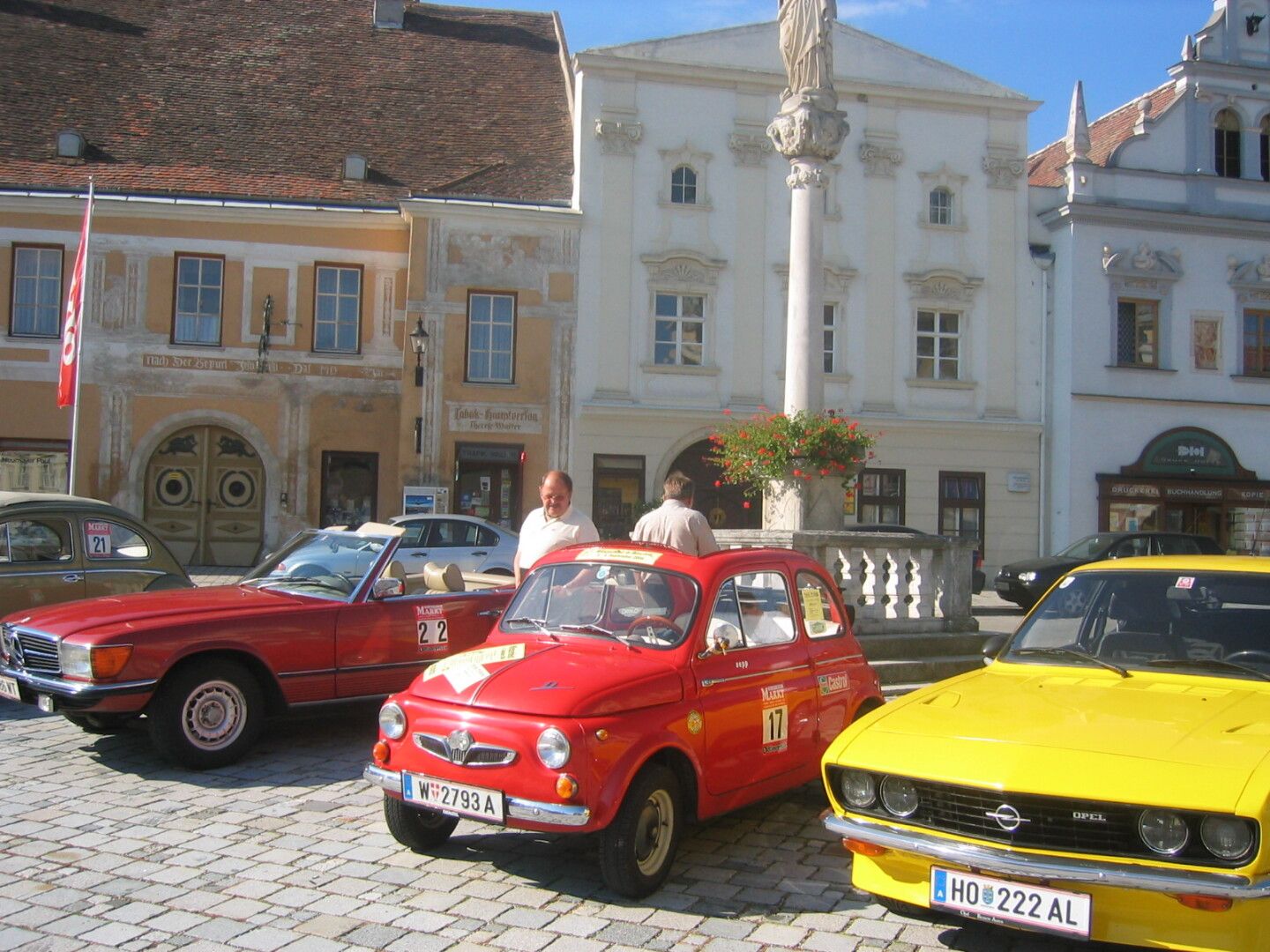 Oldtimer-Autos am Hauptplatz von Eggenburg