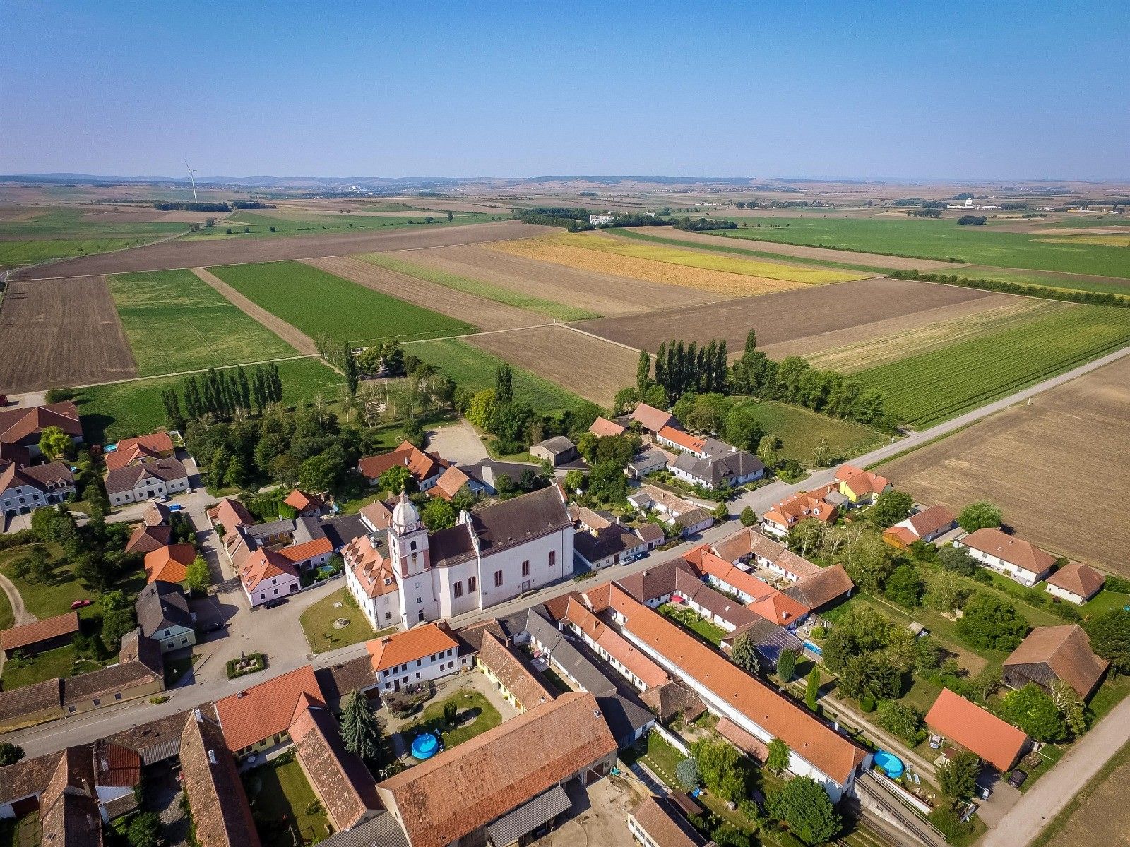 Luftaufnahme der Basilika Maria Roggendorf und umliegender Landschaft.