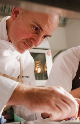 In der Gastwirtschaft Neunläuf wird mit Leidenschaft und Hingabe gekocht. Die beiden Köche arbeiten harmonisch zusammen, um exquisite Gerichte zu kreieren, die die Gäste begeistern. Hier trifft Tradition auf moderne Kulinarik in einer einladenden Atmosphäre.