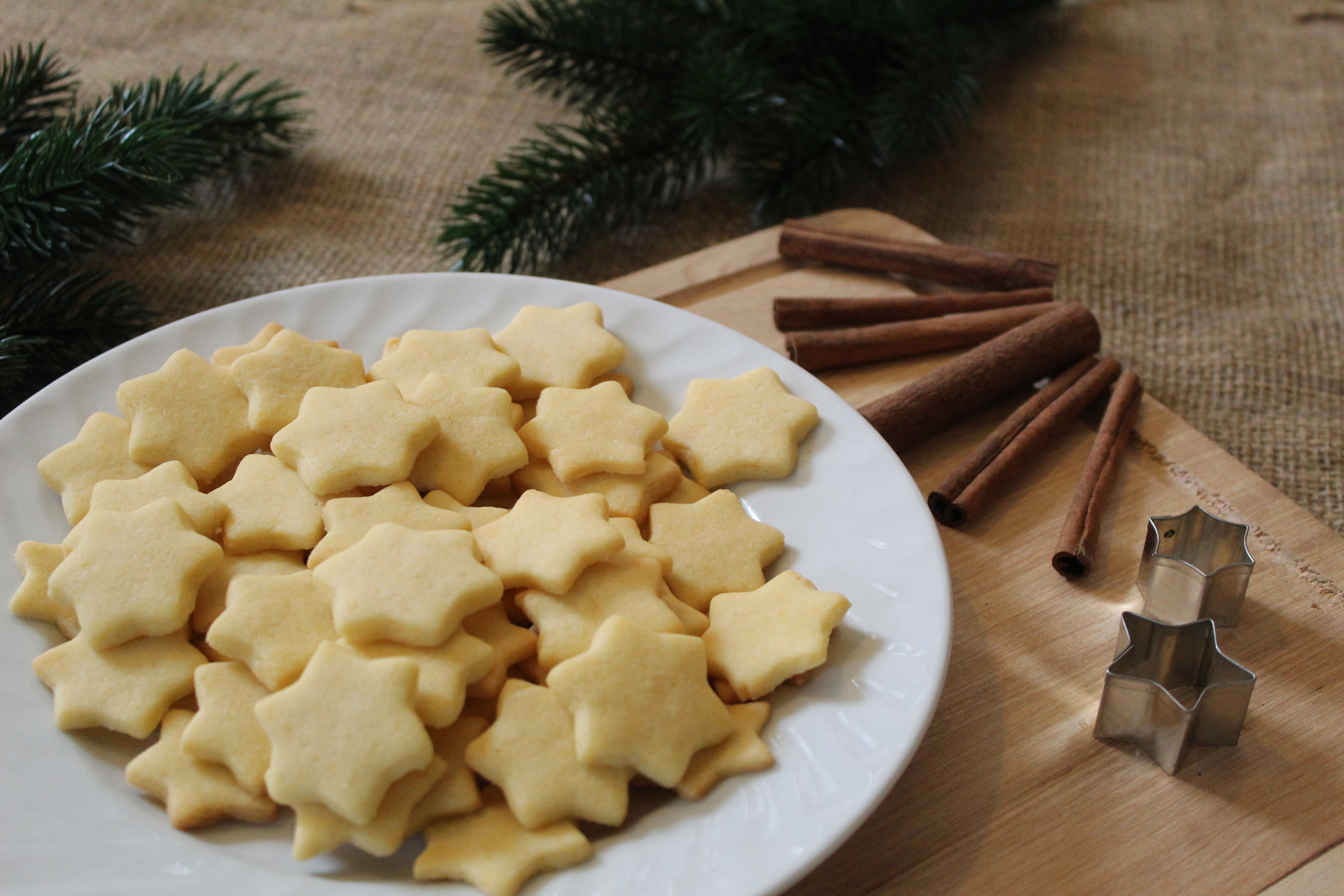Die Weinviertler Krapferl namens Spitzbuben liegen bereit zum Zusammensetzen mit Marmelade. 