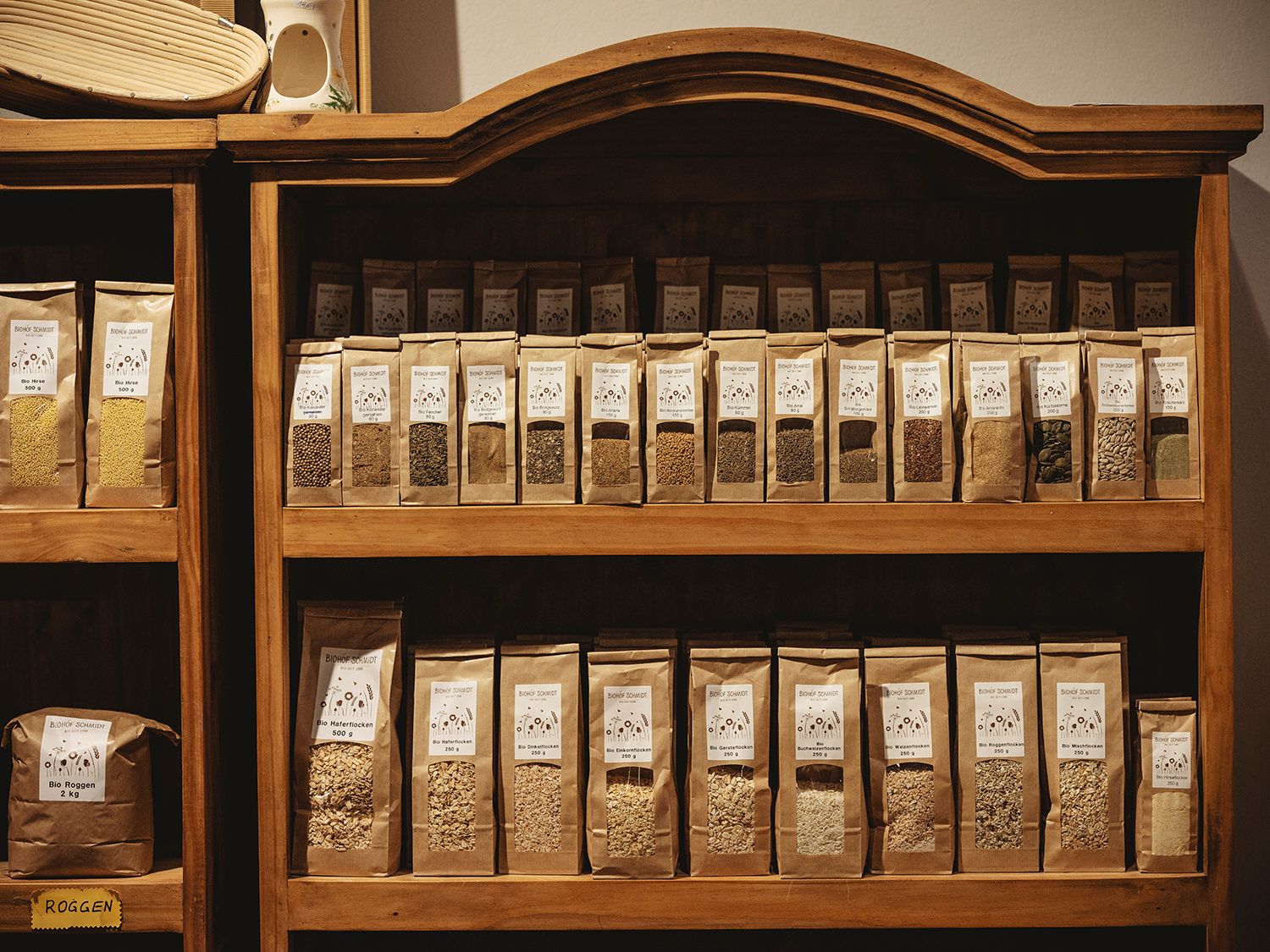 Regal mit verschiedenen Getreide- und Samenpackungen in einem Geschäft.