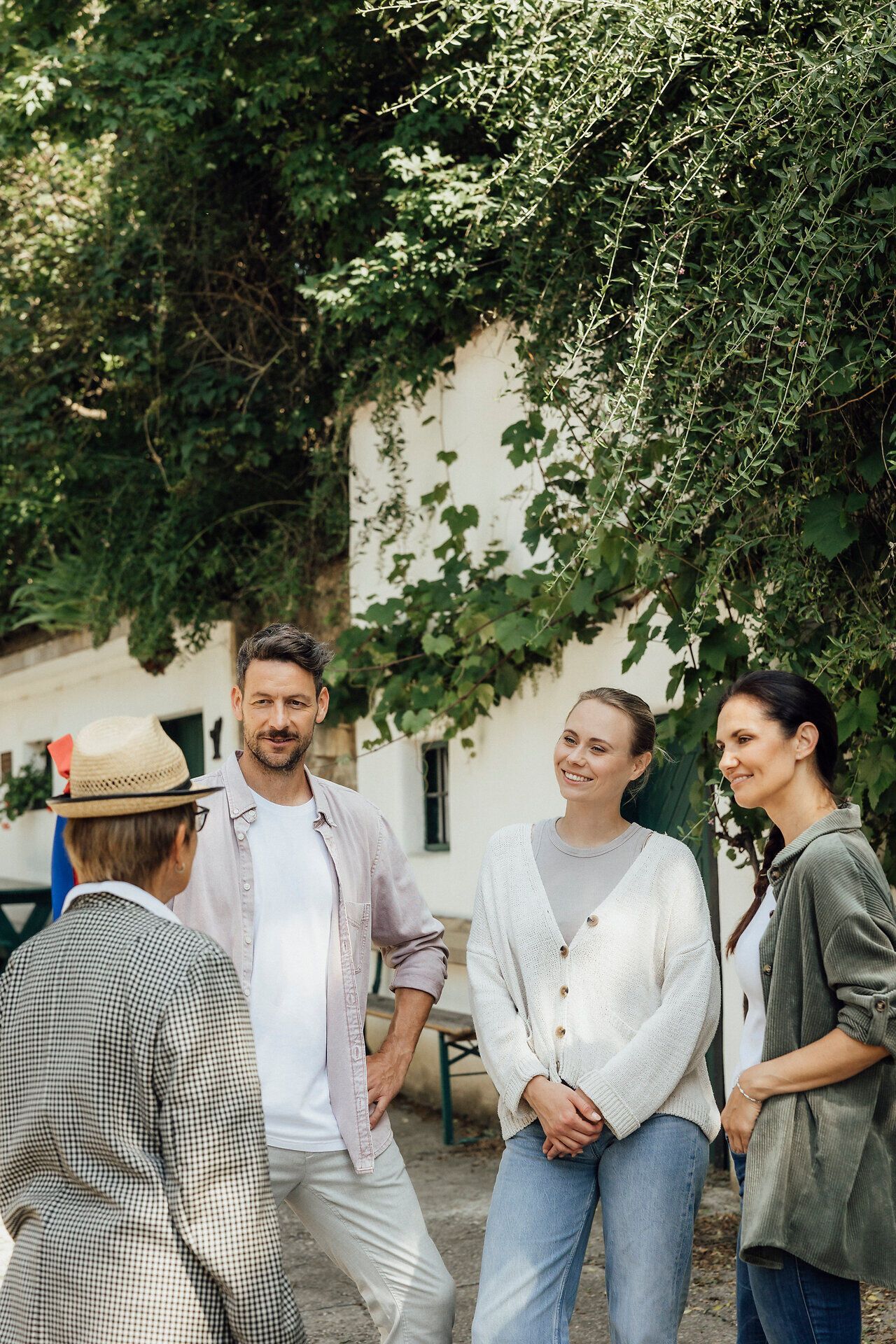 In den malerischen Kellergassen von Poysdorf treffen sich Menschen, um die Freude am Wein zu teilen. Umgeben von üppigem Grün und der warmen Sonne, strahlt die Atmosphäre eine einladende Gemütlichkeit aus, die zum Verweilen einlädt. Hier wird die Tradition der Kellerkultur lebendig und die Schönheit des Weinfrühlings spürbar.