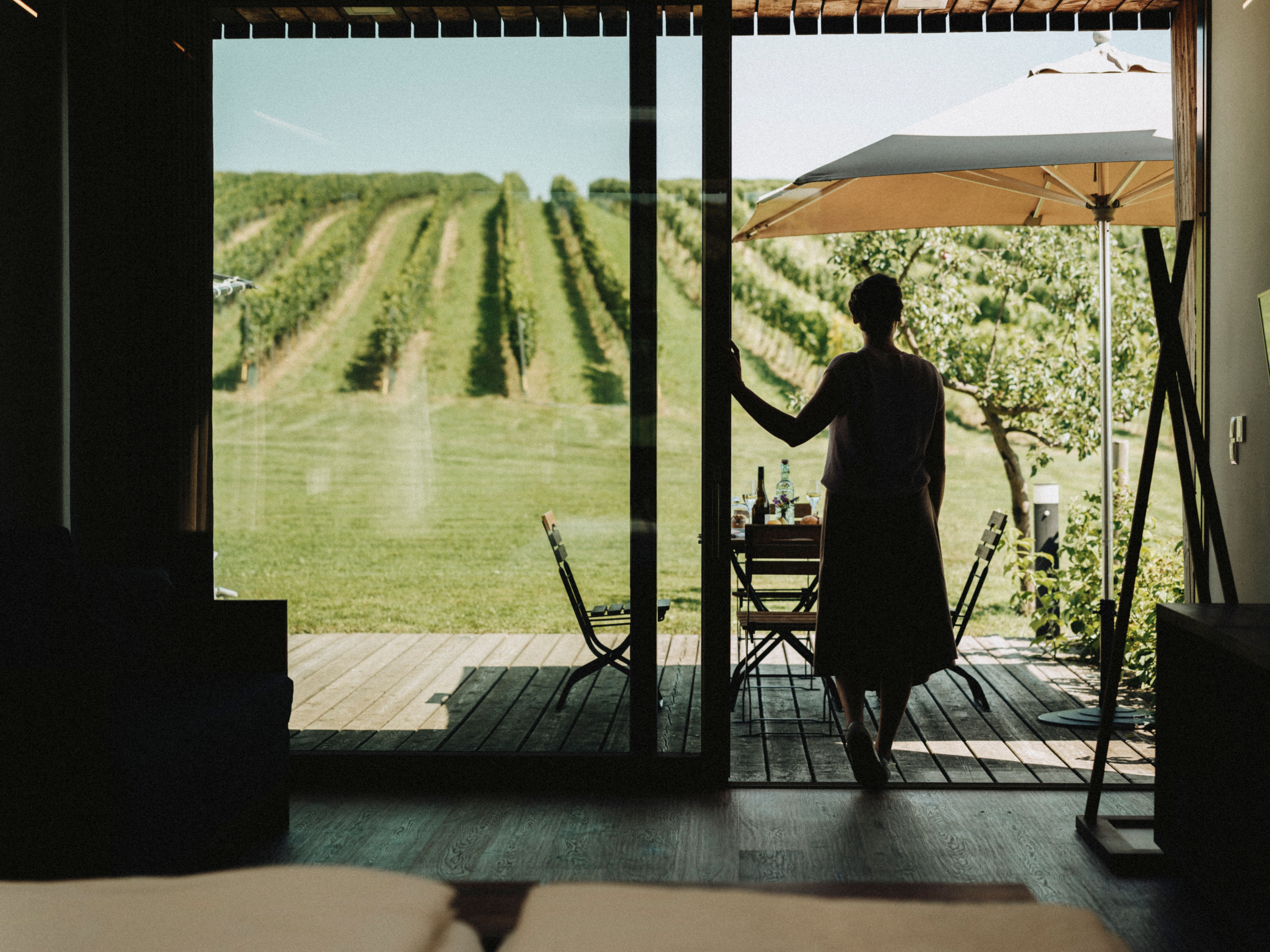 Ein sanfter Wind weht durch die Weinreben, während die Sonne golden über die Hügel strahlt. Die ruhige Atmosphäre lädt dazu ein, die Schönheit der Natur zu genießen und sich bei einem Glas Wein zu entspannen. Hier, wo die Trauben reifen, wird der Herbst zu einem Fest der Sinne.