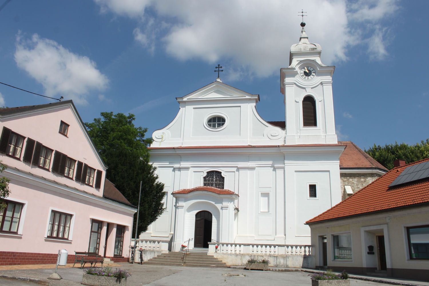Pfarrkirche Wilfersdorf mit weißer Fassade und Glockenturm.