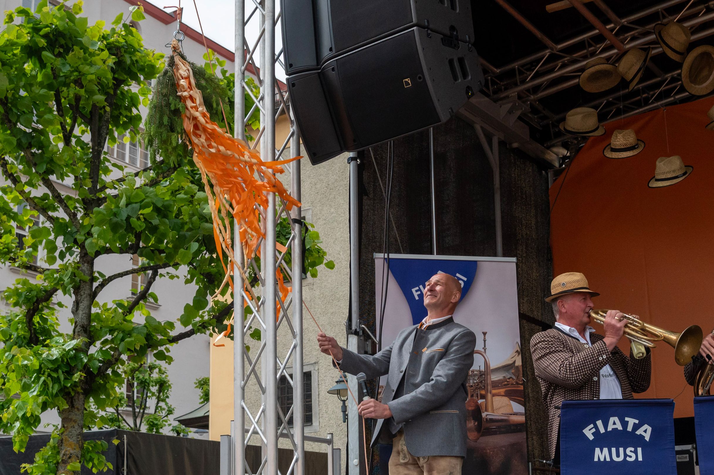 Der traditionelle Buschen (ein Bündel aus gehobelten Holzspänen, Reisig und orangenem Geschenksband) wird aufgezogen und damit ist der Heurigen eröffnet. 