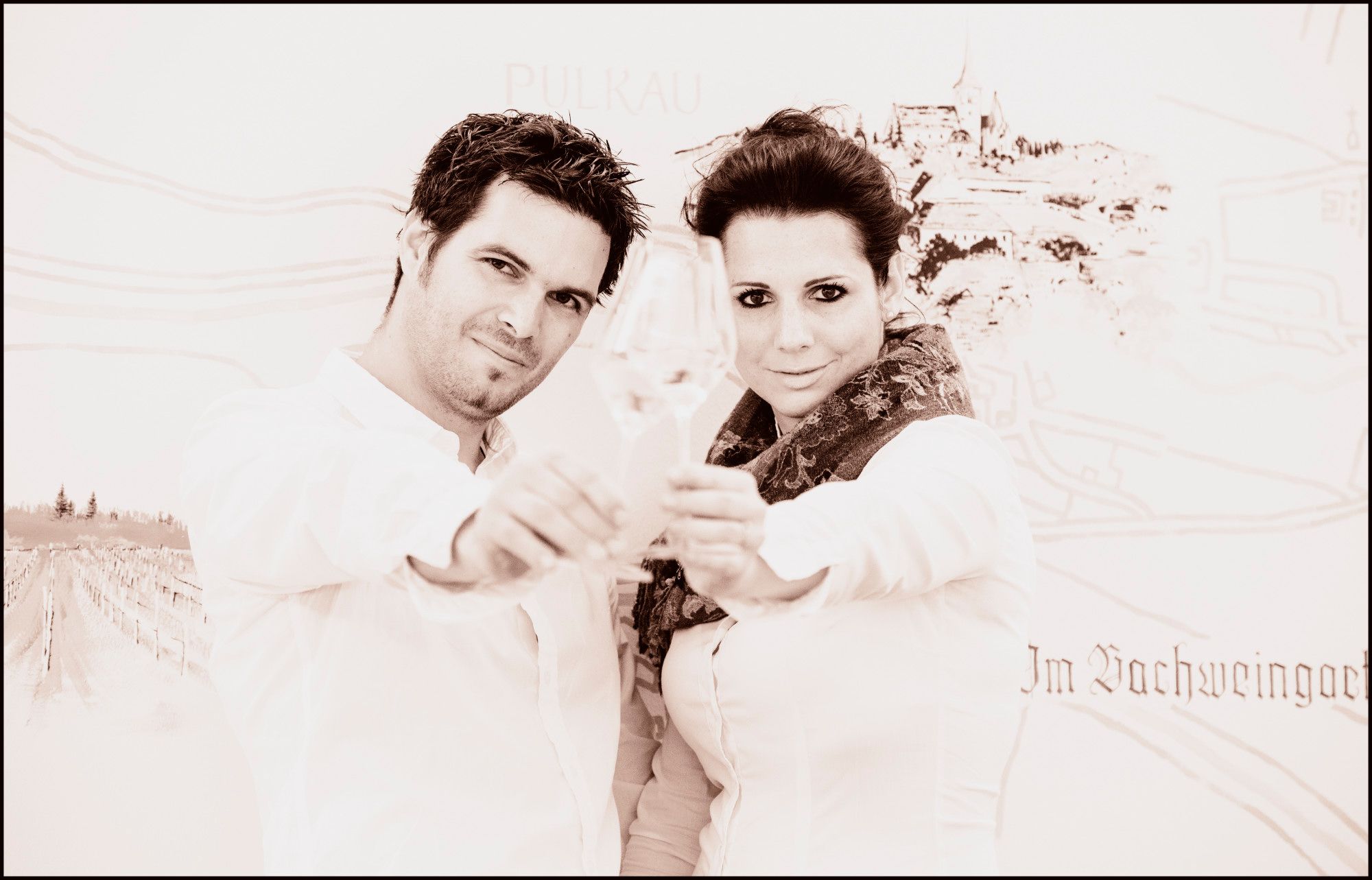 Ein Mann und eine Frau stoßen mit Weingläsern an, im Hintergrund eine Zeichnung von Pulkau.