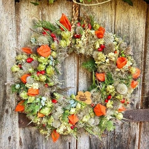 Kranz mit Lampionblumen, Kugeldisteln, Jungfer im Grünen, Hopfen, Hagebutten etc