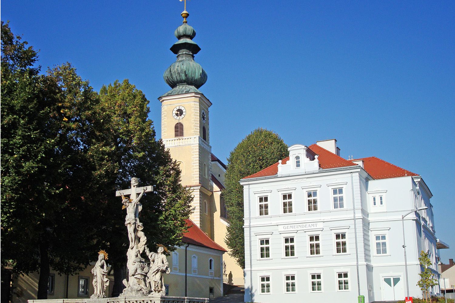 Kirche mit Zwiebelturm und Gemeindebüro in Gaweinstal, Österreich.