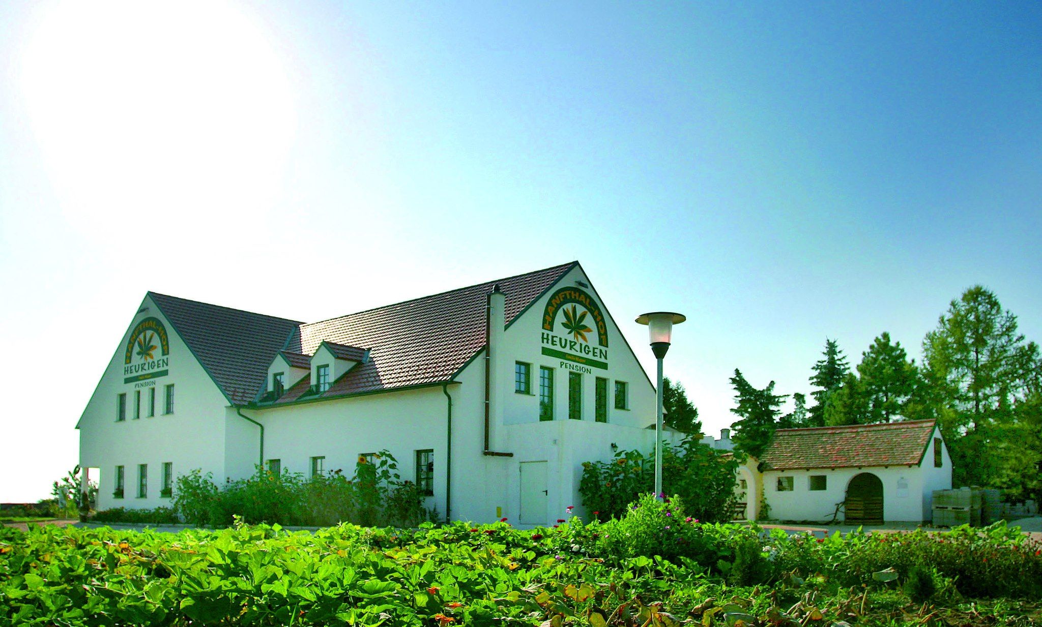 Außenansicht eines Gebäudes mit der Aufschrift 'Hanftalhof Heurigen Pension'.