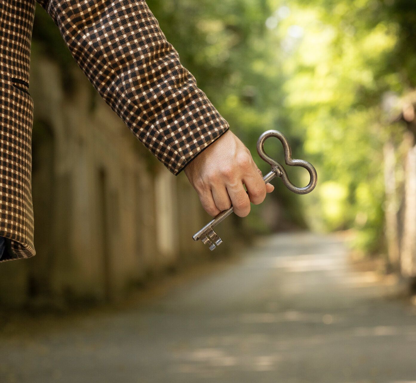 Ein geheimnisvoller Schlüssel schimmert im sanften Licht der Natur, während der Weg in die Ferne führt. Umgeben von üppigem Grün und der Stille des Waldes, lädt diese Szenerie dazu ein, die verborgenen Schätze der Umgebung zu entdecken. Ein Gefühl von Abenteuer und Neugier erfüllt die Luft.