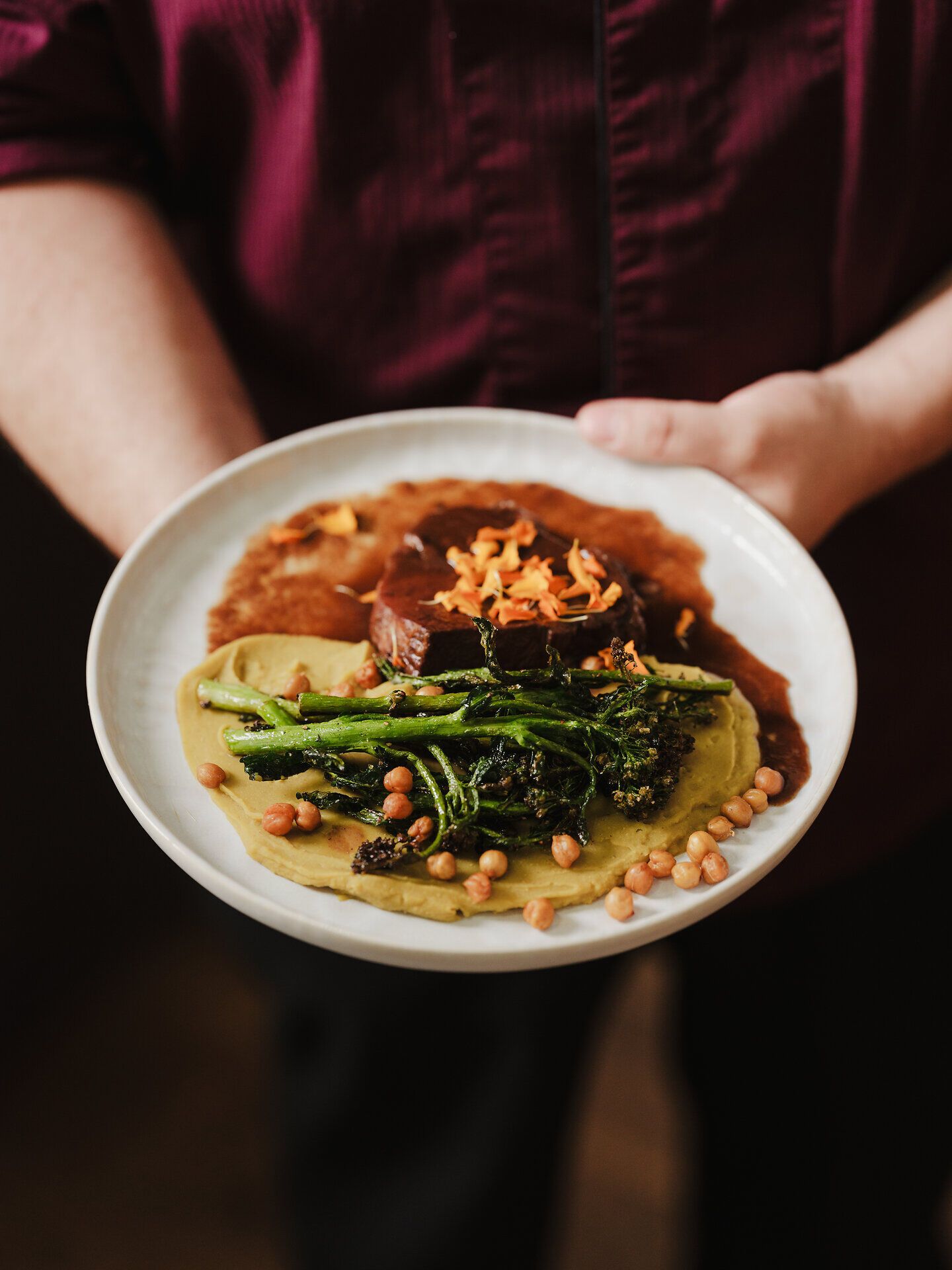 Ein kunstvoll angerichteter Teller vereint die Aromen der Region in einem harmonischen Zusammenspiel. Zarte Gemüsebeilagen und ein saftiges Hauptgericht laden dazu ein, die kulinarischen Köstlichkeiten des Weinviertels zu entdecken. Genießen Sie die Farben und Düfte, die den Herbst in dieser malerischen Umgebung widerspiegeln.