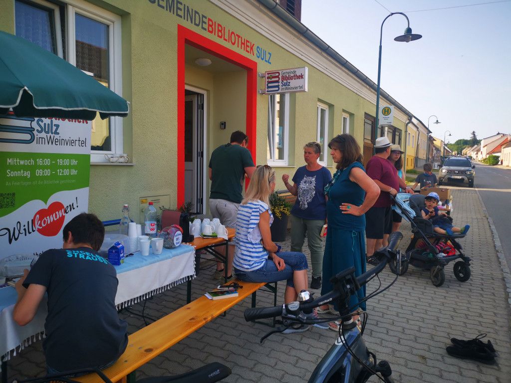 Bücherflohmarkt vor der Bibliothek