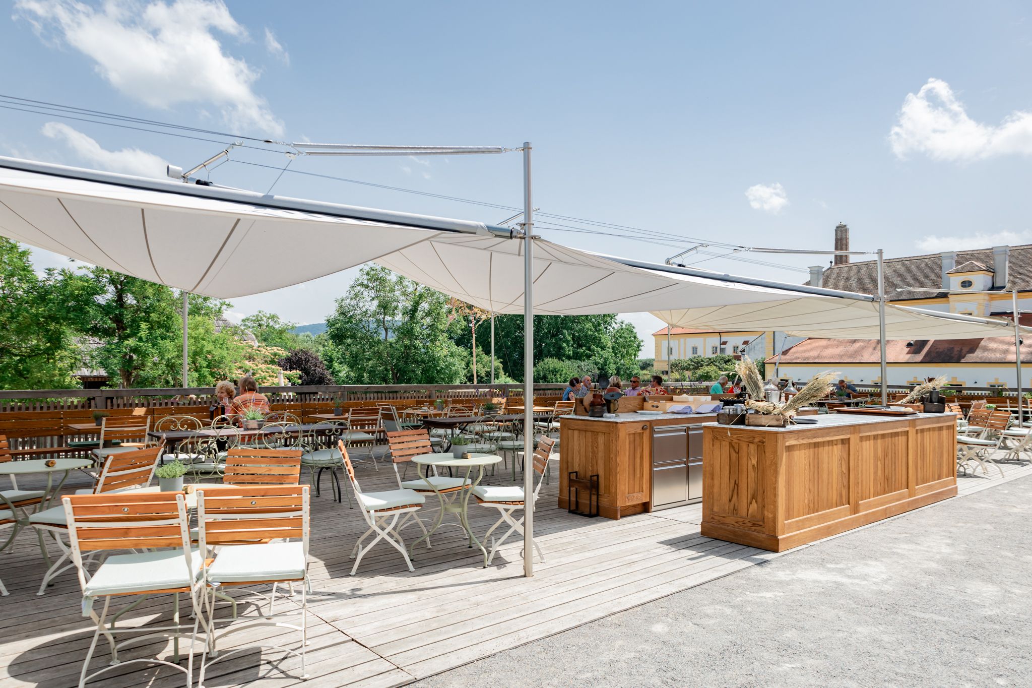 Terrasse mit Tischen und Stühlen
