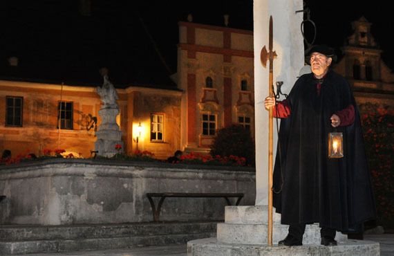 Nachtwächter Rodulf Weiser vor dem Pranger