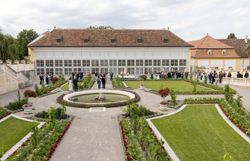 Ballgesellschaft  zwischen Gärten auf Schloss Hof