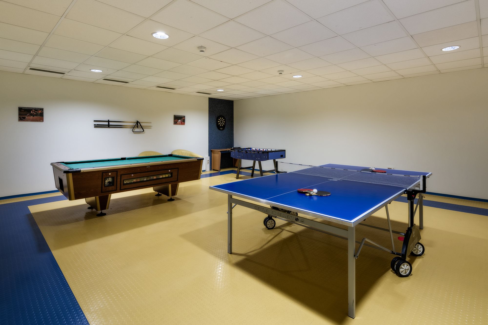 Freizeitraum mit Billardtisch, Tischtennisplatte und Tischfußball im City Hotel.