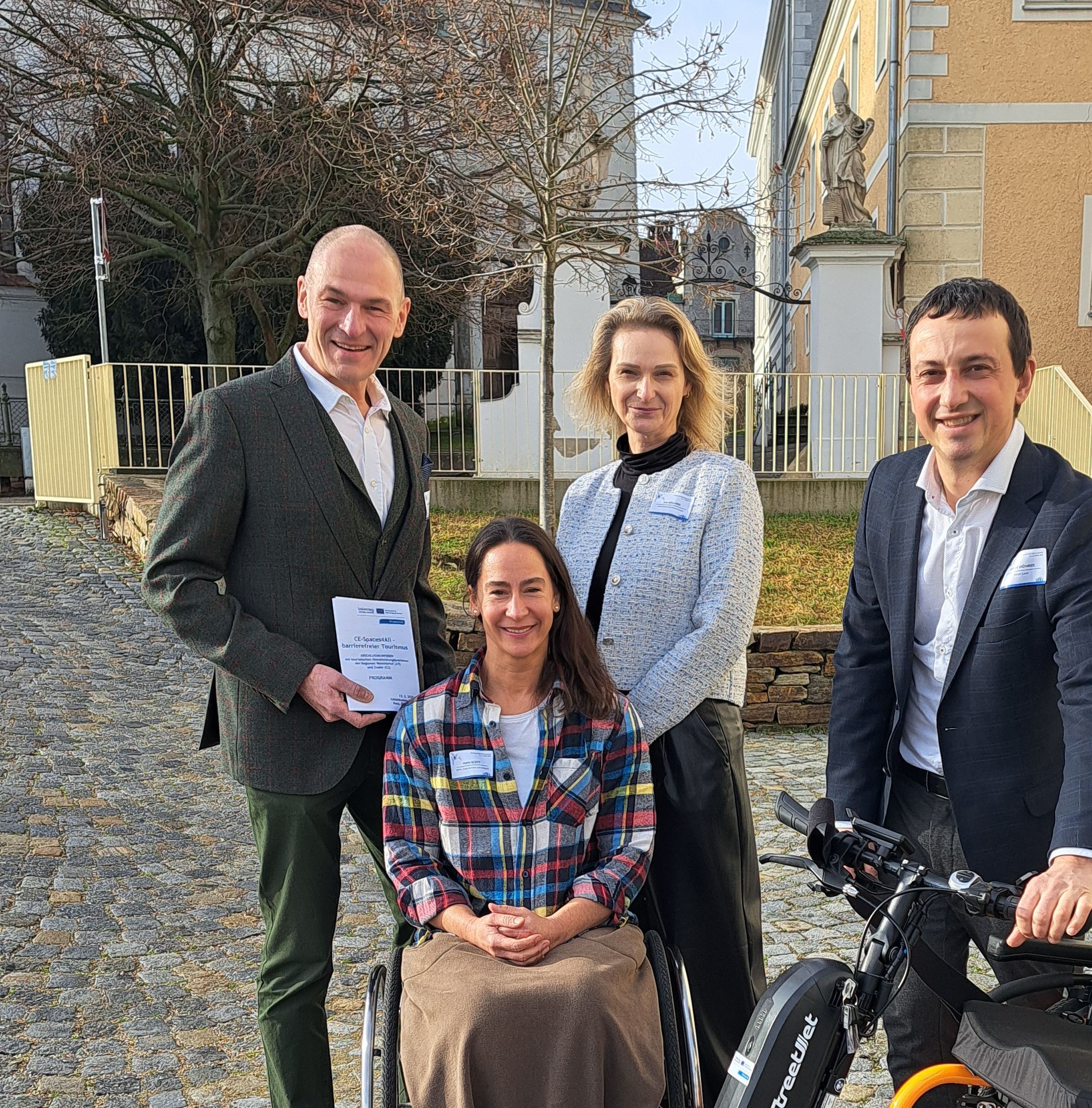 Personen mit E-Rollstuhl