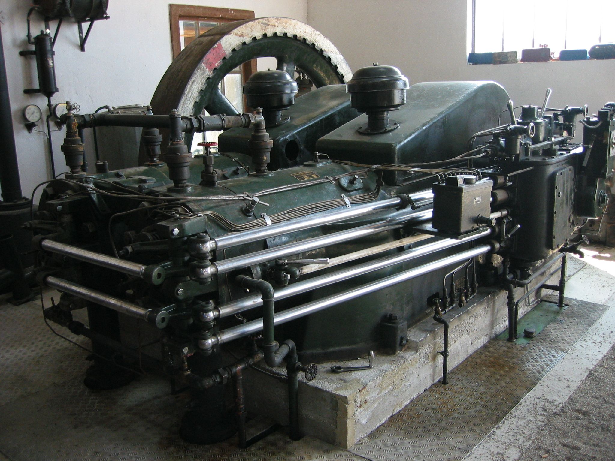 Alter Industriemotor in einem Museum ausgestellt.