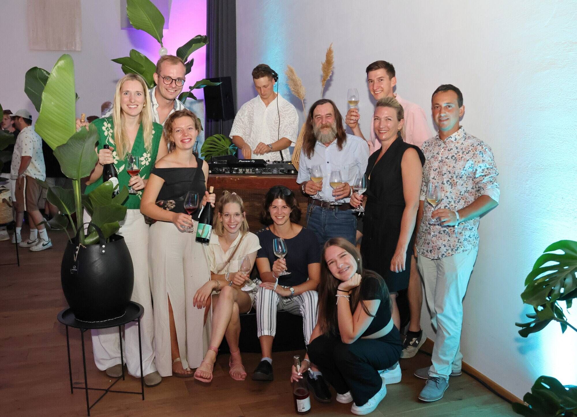 Im Retzbacher Kulturraum: Katharina Gessl, Roman Strohschneider, Sophie Buchmayer (v.l.) sowie (vorne) Sophie Fidesser, Anna Schöfmann und Lena Waibel sowie (hinten, v.l.) DJ Moritz Pollak, Mike Strobl, Markus Karasek, Jasmin Waibel und Daniel Wöhrer.