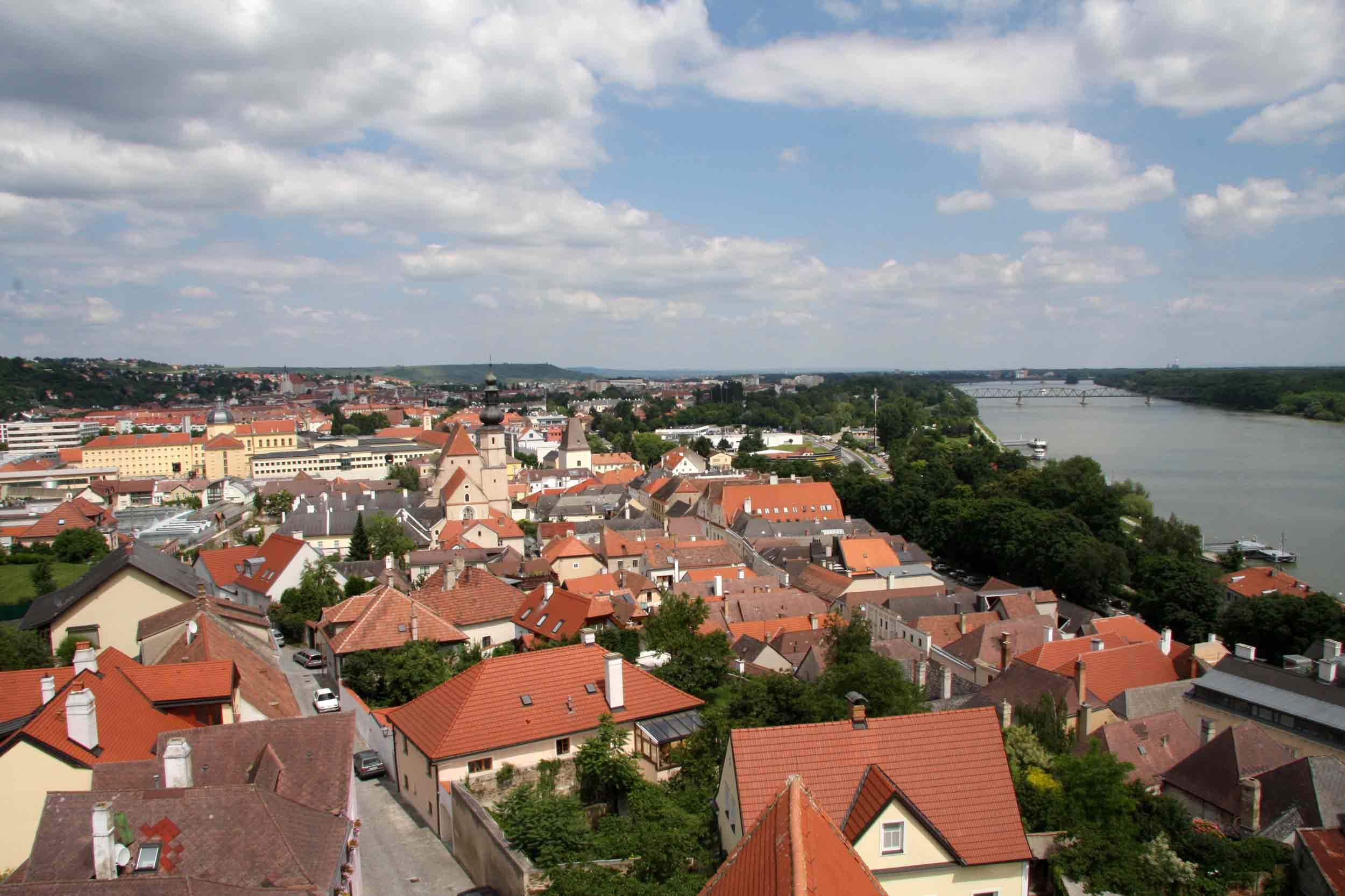 Panoramablick auf die Dächer von Krems mit Fluss im Hintergrund.