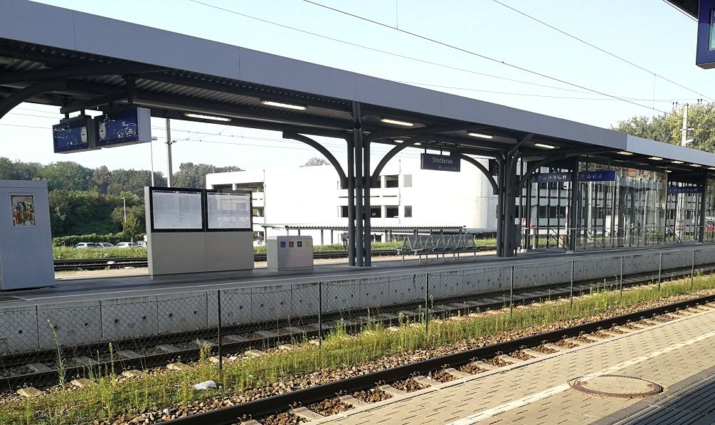 Bahnhof Stockerau mit Bahnsteig und Überdachung.
