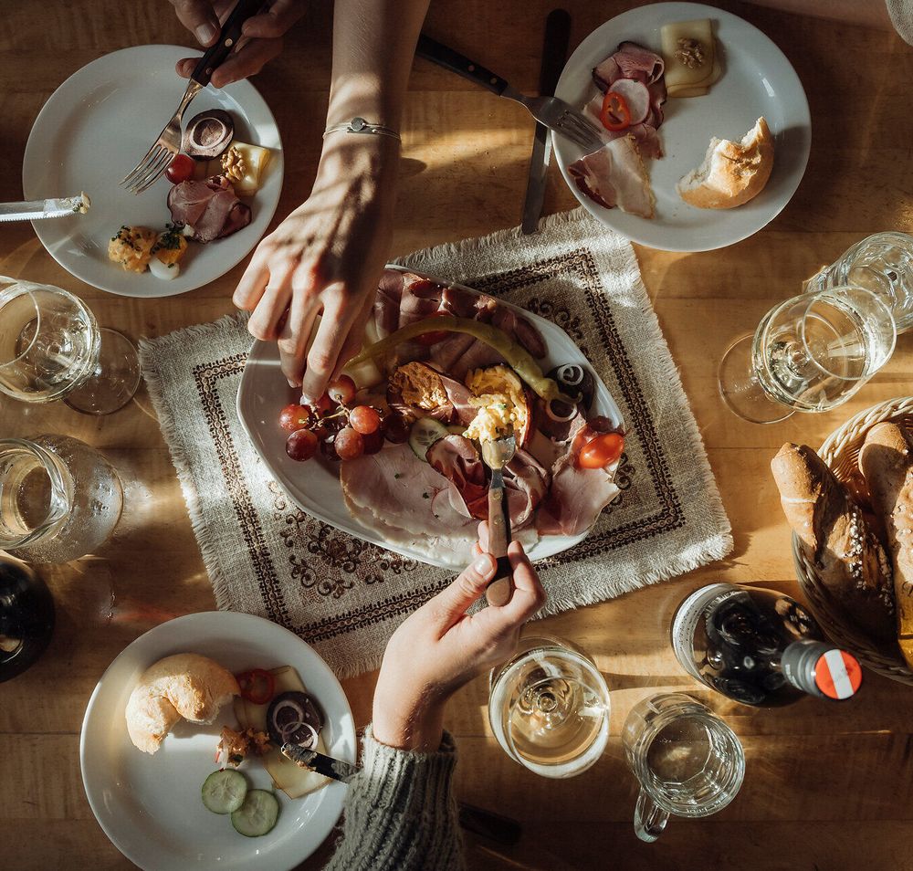 Genießen Sie die gesellige Atmosphäre bei einem traditionellen Heurigenbesuch, wo köstliche Brettljause und erlesene Weine auf Sie warten. Umgeben von der malerischen Weinlandschaft des Weinviertels, lädt dieser Ort dazu ein, die Seele baumeln zu lassen und die regionalen Spezialitäten zu entdecken.