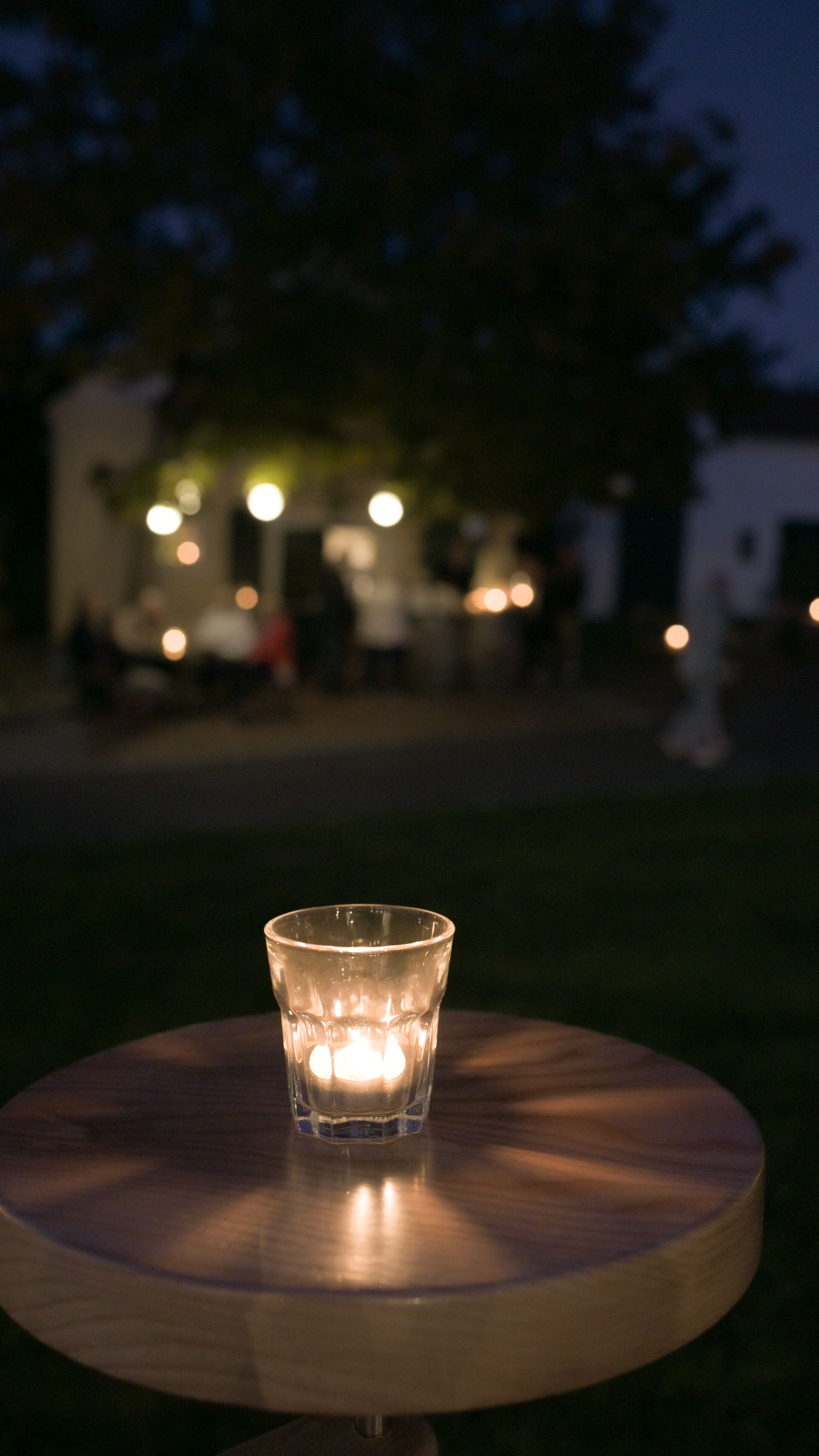 In einer romantischen Nacht erstrahlen die Kellergassen im sanften Licht von Kerzen, während die Atmosphäre von Wein und Kunst erfüllt ist. Besucher genießen die kulinarischen Köstlichkeiten und die malerische Umgebung, die zum Verweilen einlädt.