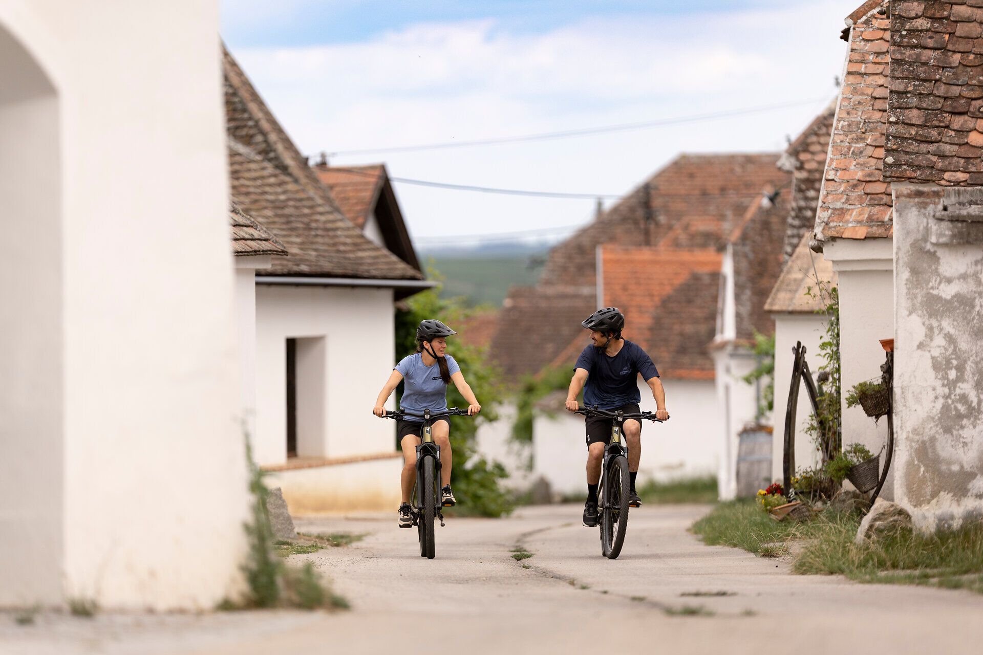 Die sanften Hügel des Weinviertels laden zu einer erfrischenden Radtour ein, während die charmanten Kellergassen mit ihren traditionellen Weinhäusern eine einladende Atmosphäre schaffen. Hier, wo die Natur und die Kultur harmonisch verschmelzen, genießen Radfahrer die malerische Landschaft und die frische Luft.