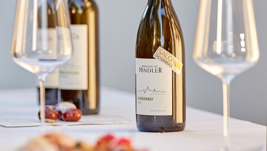 Weinflaschen und Gläser auf einem Tisch, Weingut Hindler.