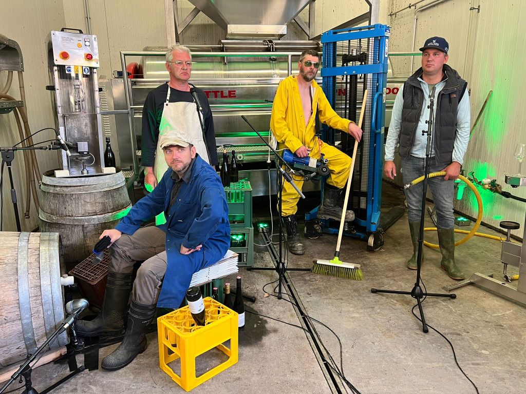 Die Winzer mit Techno in the winery