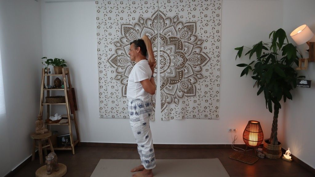 Günter beim GesundheitsYoga im YOMAVITAL