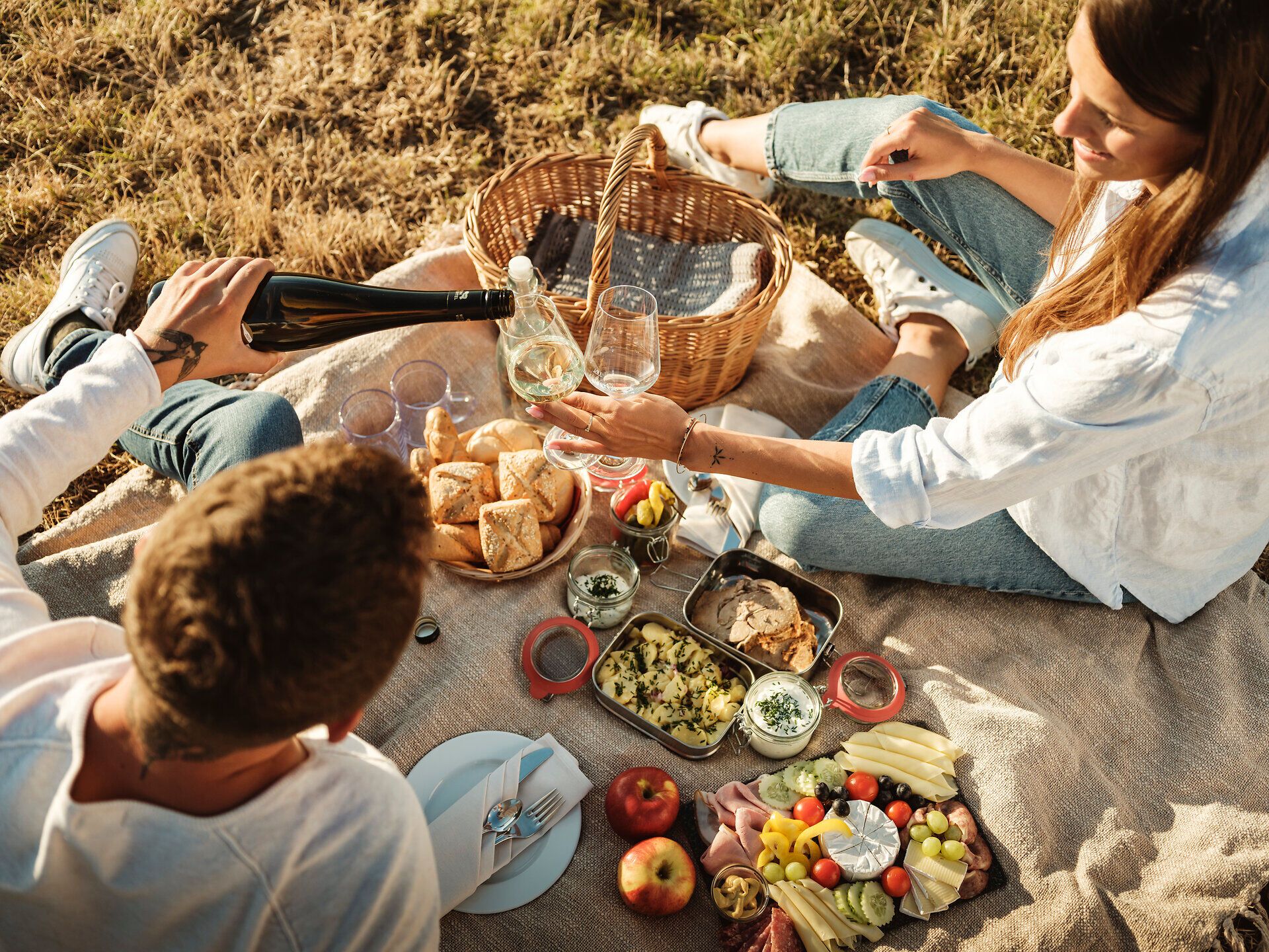 Ein romantisches Picknick im Weinviertel lädt dazu ein, die Seele baumeln zu lassen. Umgeben von sanften Weinbergen und der warmen Sonne, genießen die Gäste köstliche Snacks und erfrischenden Wein aus der Region. Die entspannte Atmosphäre und die malerische Landschaft schaffen unvergessliche Momente.