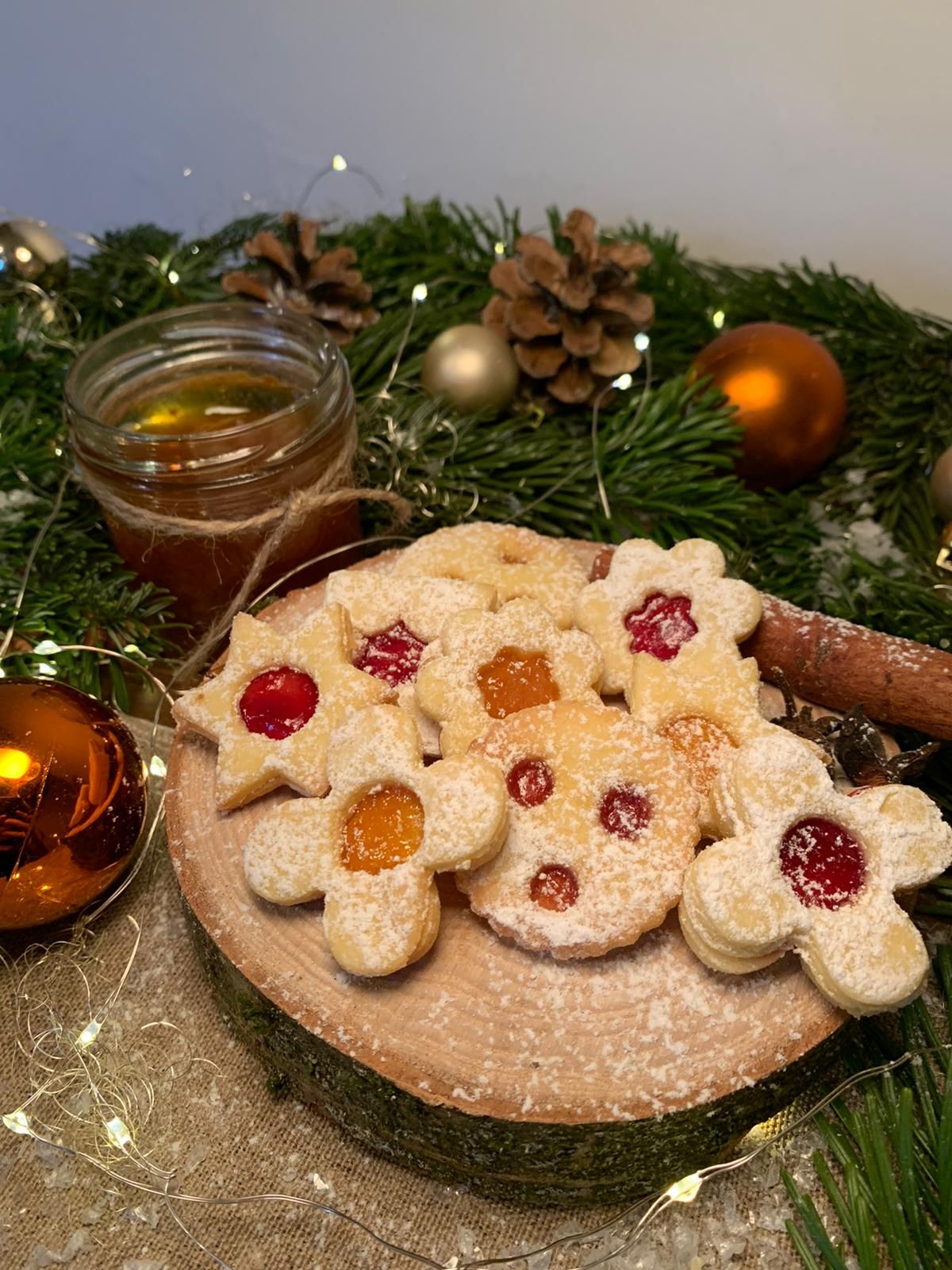 Die Weinviertler Krapferl namens Spitzbuben liegen auf einem weihnachtlich dekorierten Tisch bereit zum Vernaschen.