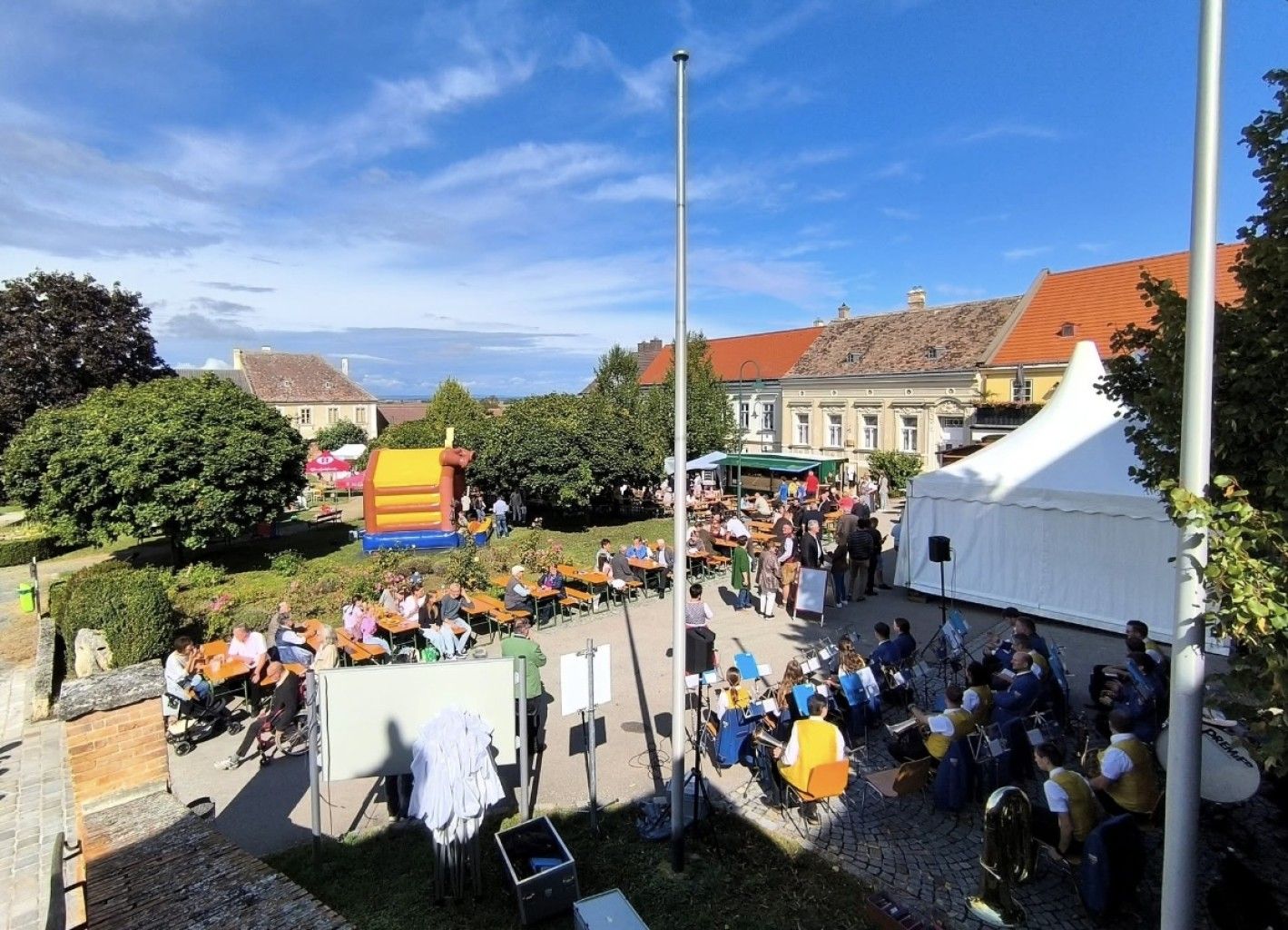 Buntes Treiben am Hauptplatz Wullersdorf