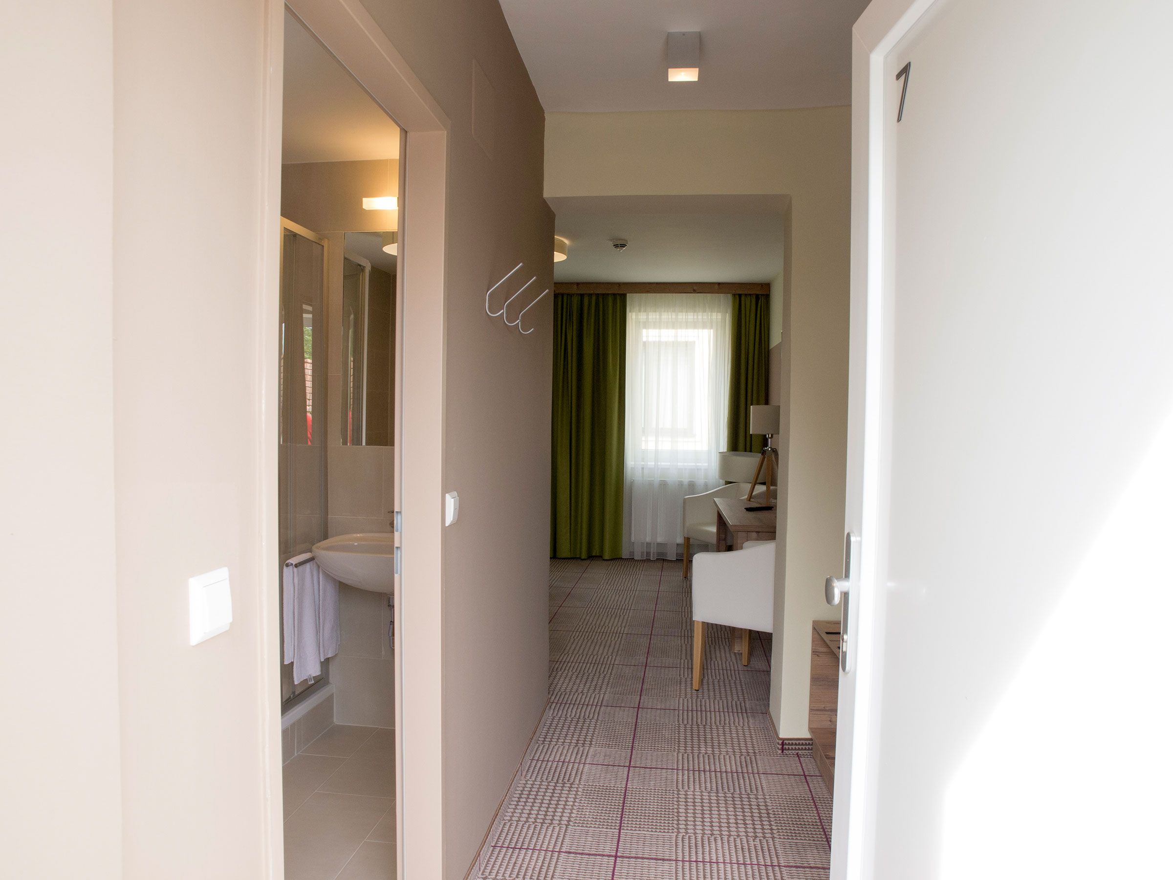 Blick vom Eingang ins Zimmer