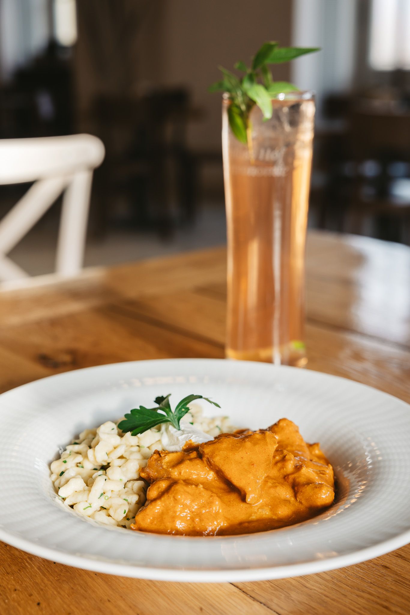 Paprikahuhn mit Nockerl im Restaurant Kräutergarten