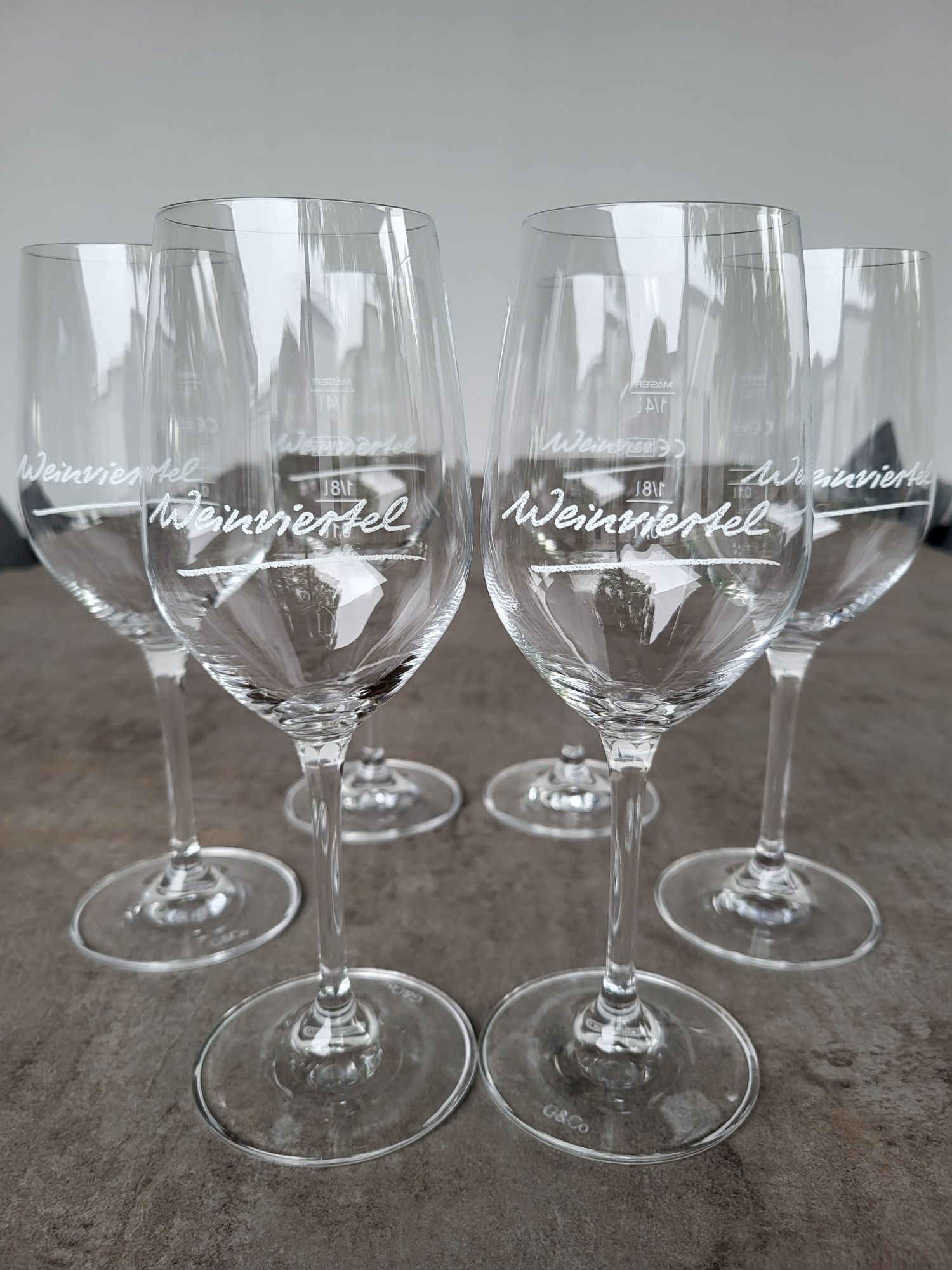 Weingläser mit eingraviertem Weinviertel-Logo.