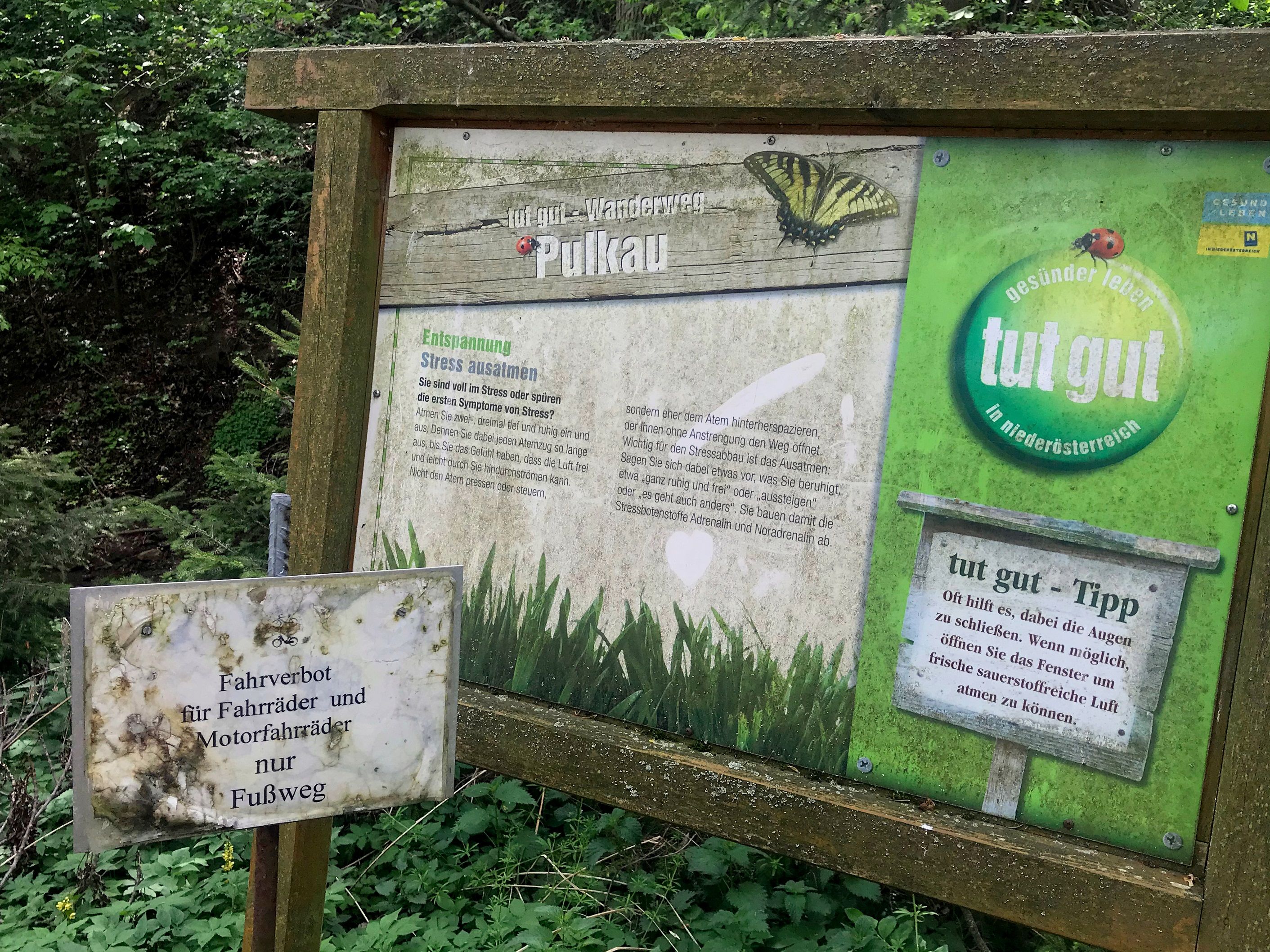 Informationstafel am Quellenweg Pulkau mit Hinweisen zur Entspannung und einem Fahrverbotsschild für Fahrräder.