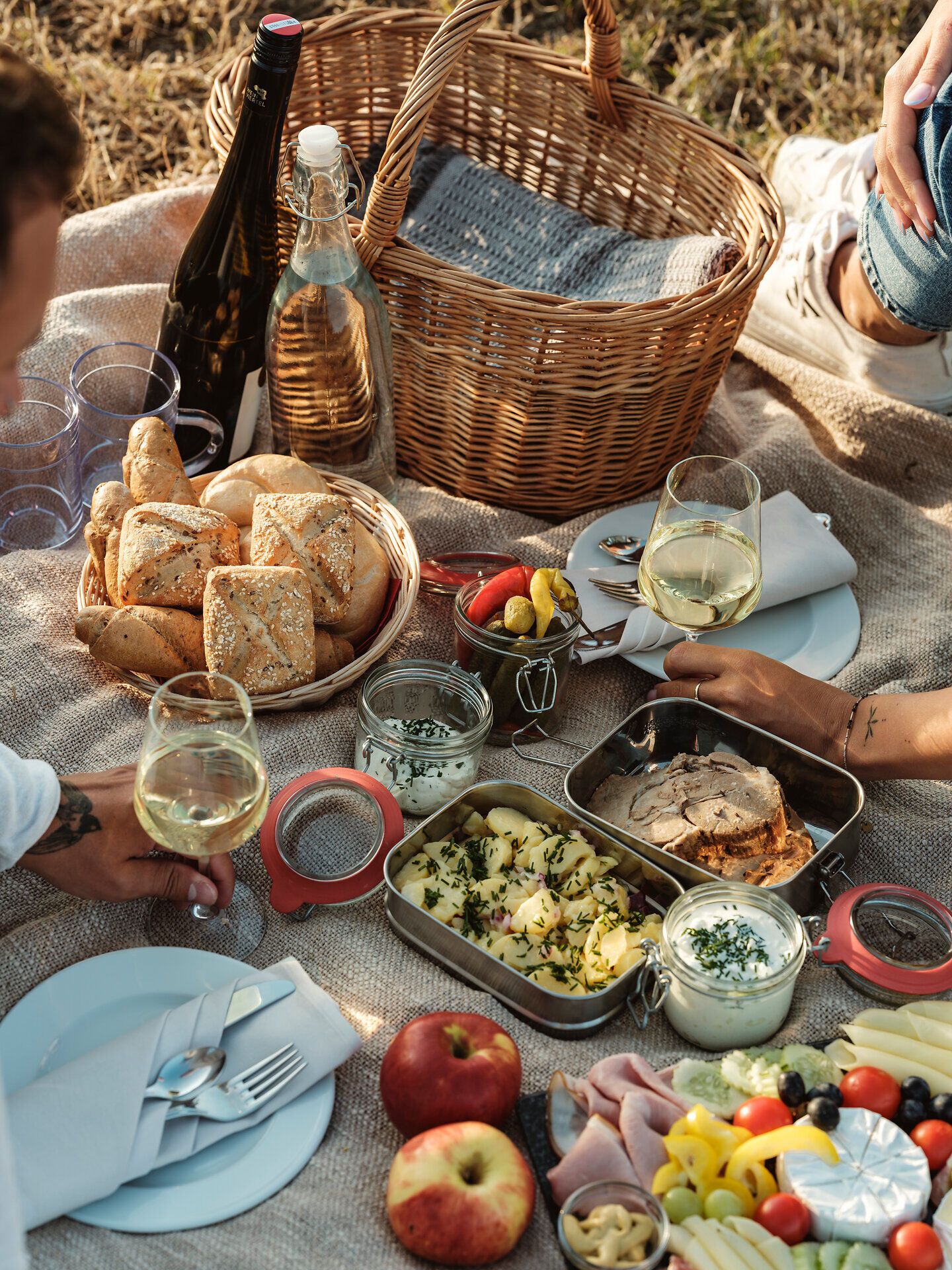 Ein idyllisches Picknick im Weinviertel lädt dazu ein, die köstlichen regionalen Spezialitäten zu genießen. Umgeben von sanften Weinbergen und der warmen Sonne, wird jeder Bissen zu einem Fest der Sinne. Ein Glas Wein in der Hand und die Natur um sich herum schaffen eine unvergessliche Atmosphäre.