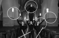 Zirkusartisten in Kirche