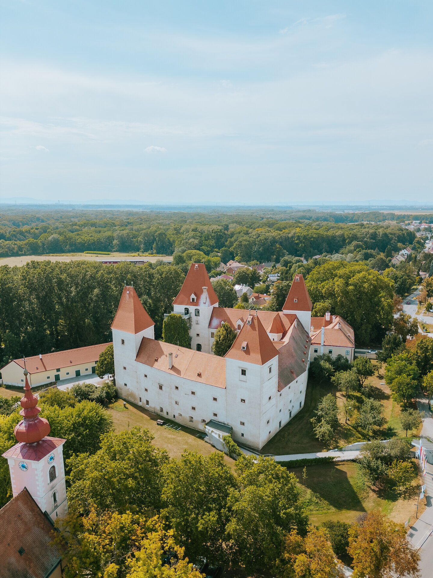 Umgeben von üppigem Grün und sanften Hügeln strahlt das Schloss Orth eine märchenhafte Atmosphäre aus. Die beeindruckende Architektur mit ihren markanten Türmen lädt dazu ein, die Geschichte und die Schönheit der Umgebung zu erkunden. Ein perfekter Ort für einen unvergesslichen Ausblick und entspannte Stunden in der Natur.