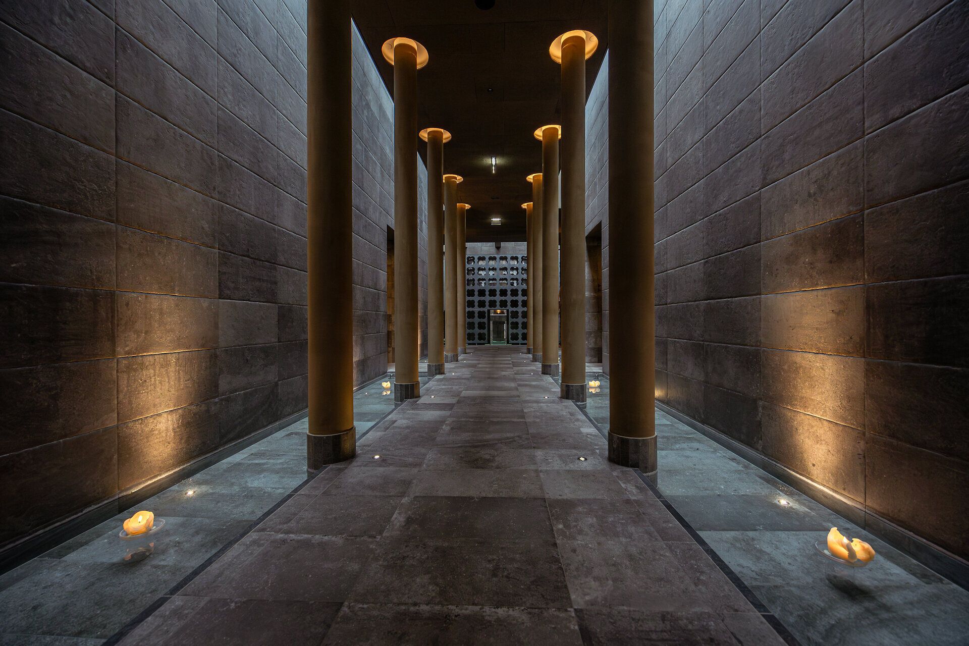 Ein ruhiger Gang, gesäumt von eleganten Säulen, führt in eine Oase der Entspannung. Sanftes Licht und die beruhigende Atmosphäre laden dazu ein, die Seele baumeln zu lassen und den Alltagsstress hinter sich zu lassen.