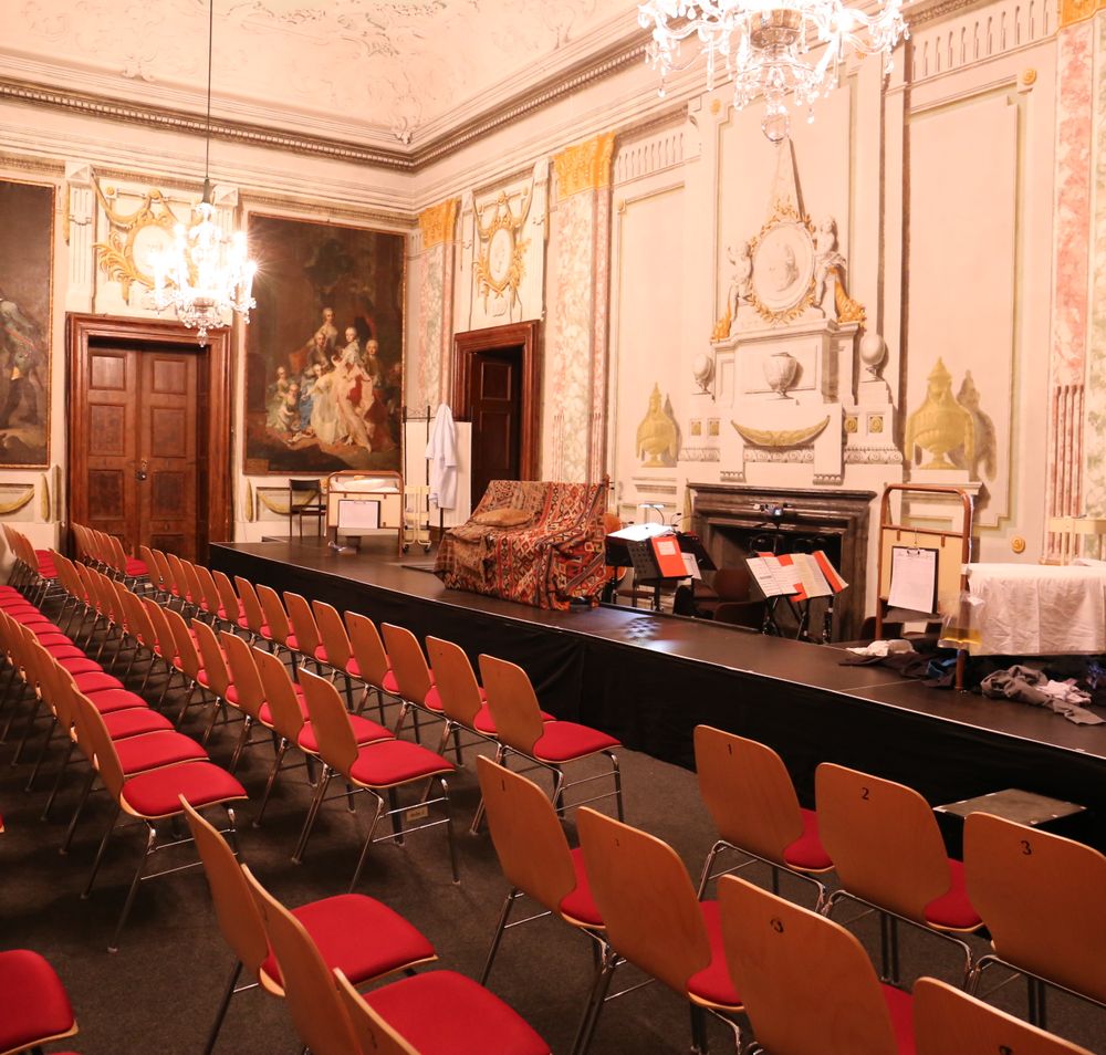 Opernsaal mit Sitzplätzen und Bühne