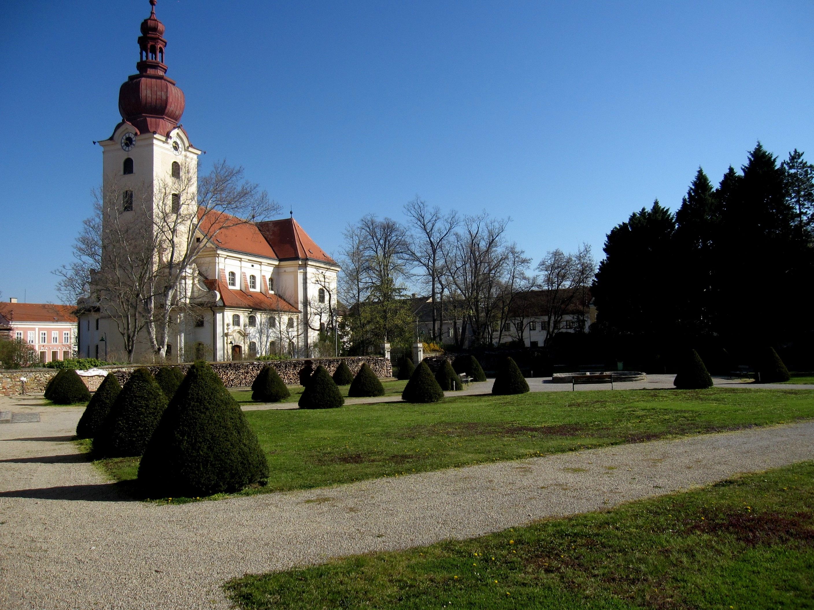 Barockgarten in Ravelsbach mit Kirche im Hintergrund.