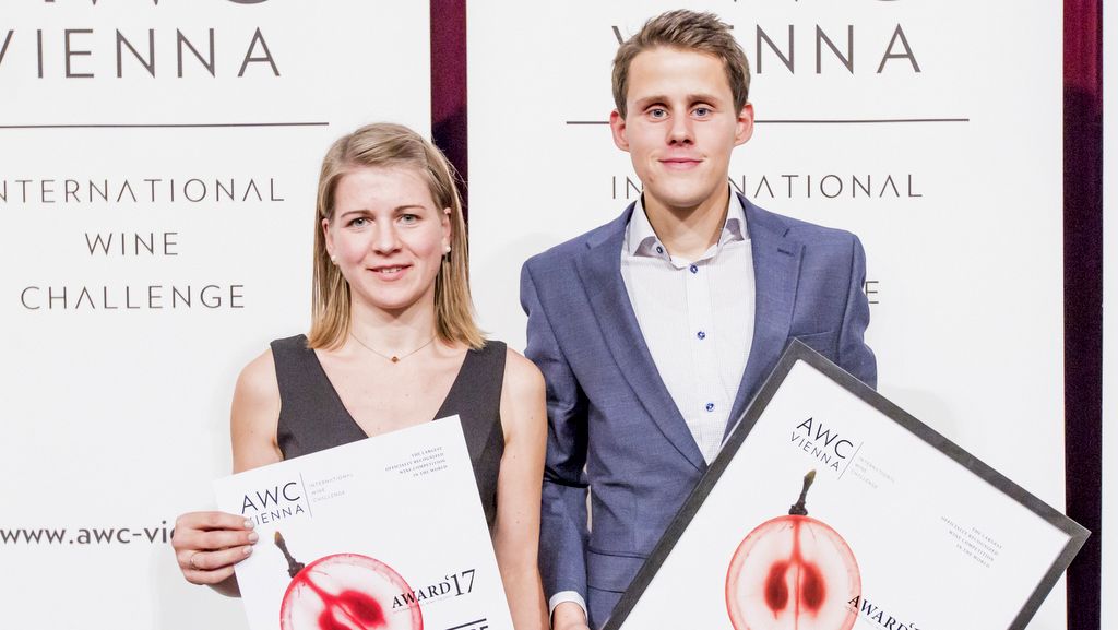 Two people hold awards at the AWC Vienna.
