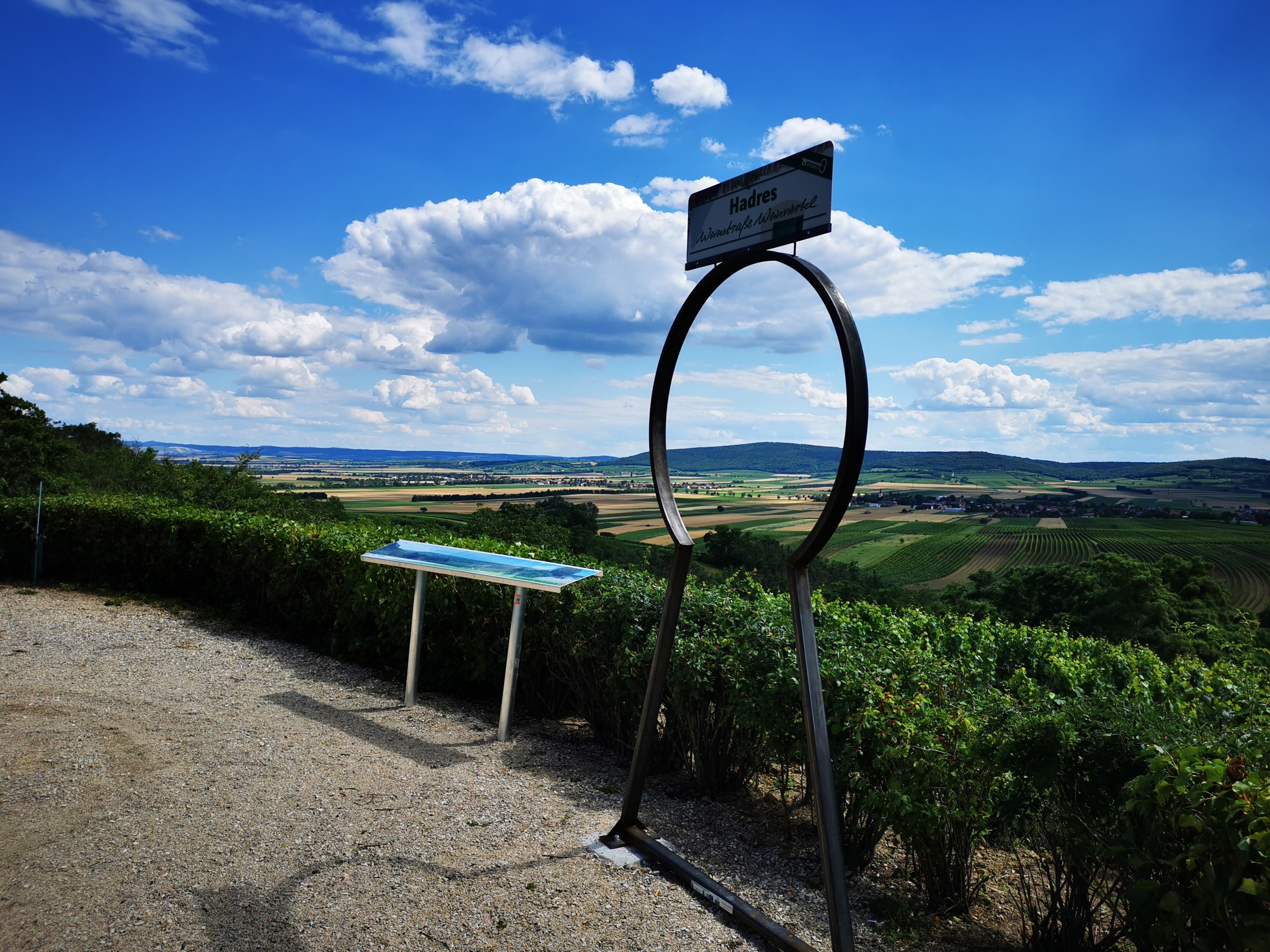 Aussichtspunkt mit Blick auf das Pulkautal und Weinberge unter blauem Himmel.
